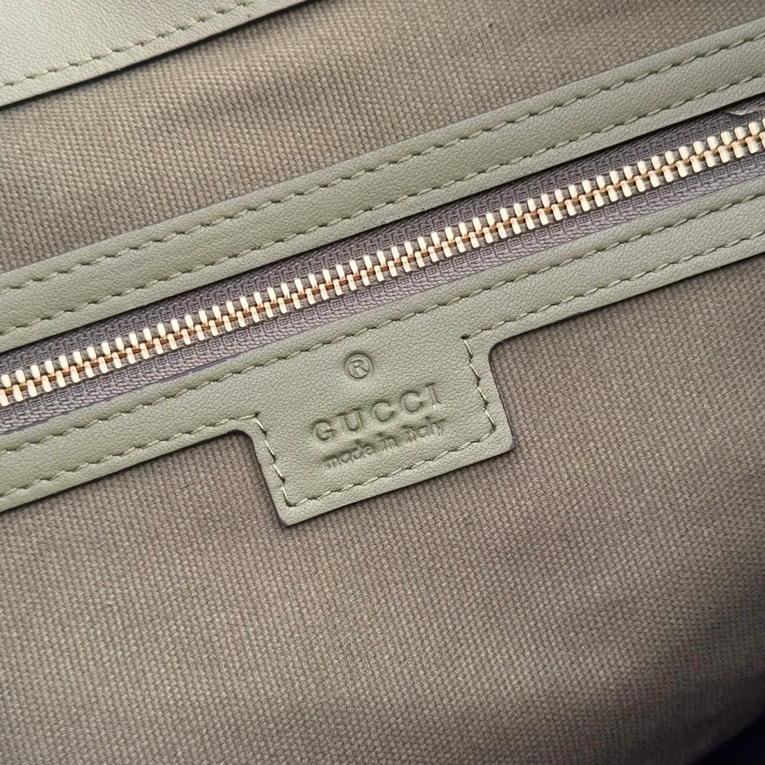 p1480. 💋💋💋【With full set of original counter packaging】2025 autumn and winter series, Gucci Beatrix series handbags adopt a casual silhouette, and the shoulder straps are decorated with iconic horsebit details to further enhance the fashion sense. Gold-toned accessories add to the sophisticated elegance of the design, and an interior zippered pocket keeps your belongings securely stored. Combining elegance and functionality, it easily accommodates daily essentials. Black soft glossy calfskin. Gold-tone hardware. Black cotton and linen blend lining. Horsebit detail on shoulder strap. Interior: Zip pocket. Shoulder strap: 21 cm high; 85 cm long. Ident: 850926. Dimensions: 35cm (width) x 27.5cm (height) x 11cm (depth) Weight: approx. 0.7kg Color: green full leather. Made in Italy
