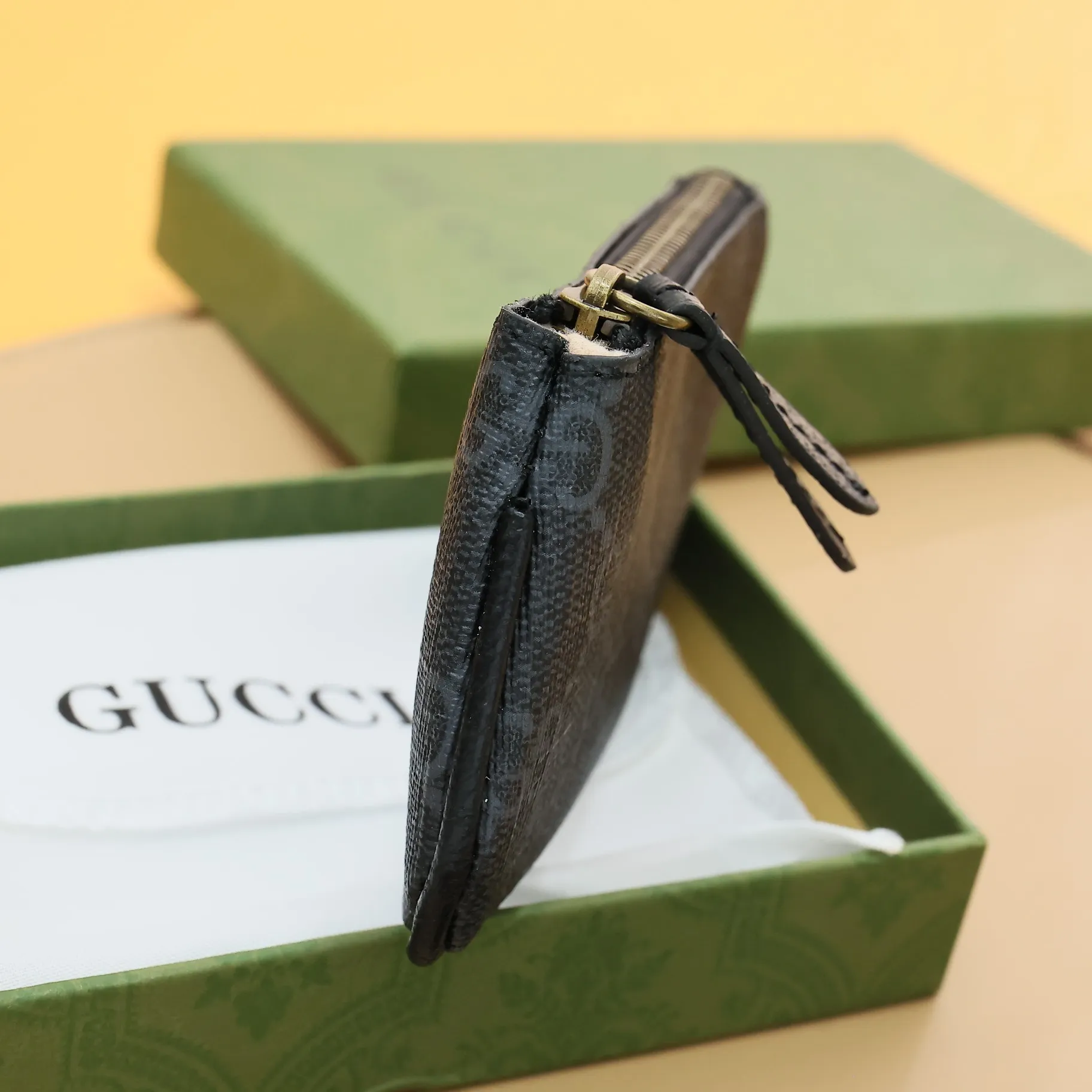 ￥140 GUCCI’s new small coin purse ~ lipstick bag🧃🧃 is made of imported calfskin with embroidered wavy pattern, 🧃🧃 matched with exquisite original factory bronze double G hardware 🧃🧃, flexible and unique hook buckle, small and exquisite, great effect, model: 671722, size: 12.5x7x1.5cm Color: black glue U