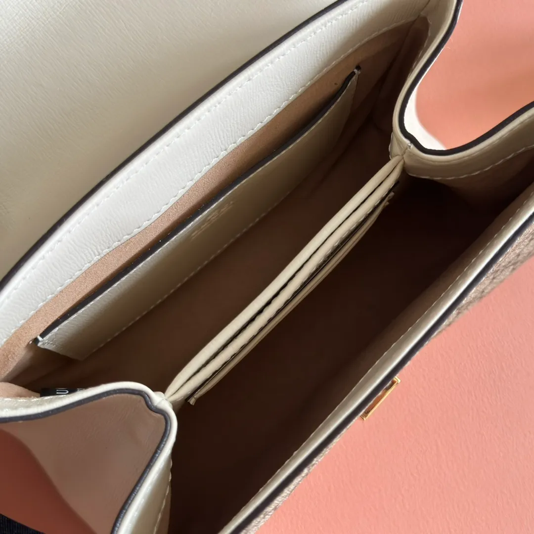 p1480. 📣📣📣【Original leather accessories🌈Full set of counter packaging】🔥🔥Introduction: The 1955 new fashion series tells moving stories with colors. Supreme is a representative fabric of the brand, inspired by archive designs from the 1930s. The classic brown and ebony designs have been reinterpreted to convey the brand's timeless design essence. This pattern has also become the iconic highlight of this 1955 series mini shoulder bag. The material is made of counter-quality PVC material with high-density webbing, and high-end smooth vintage bronze hardware on the market. Model: 703848. Dimensions: 22x16x10.5cm.