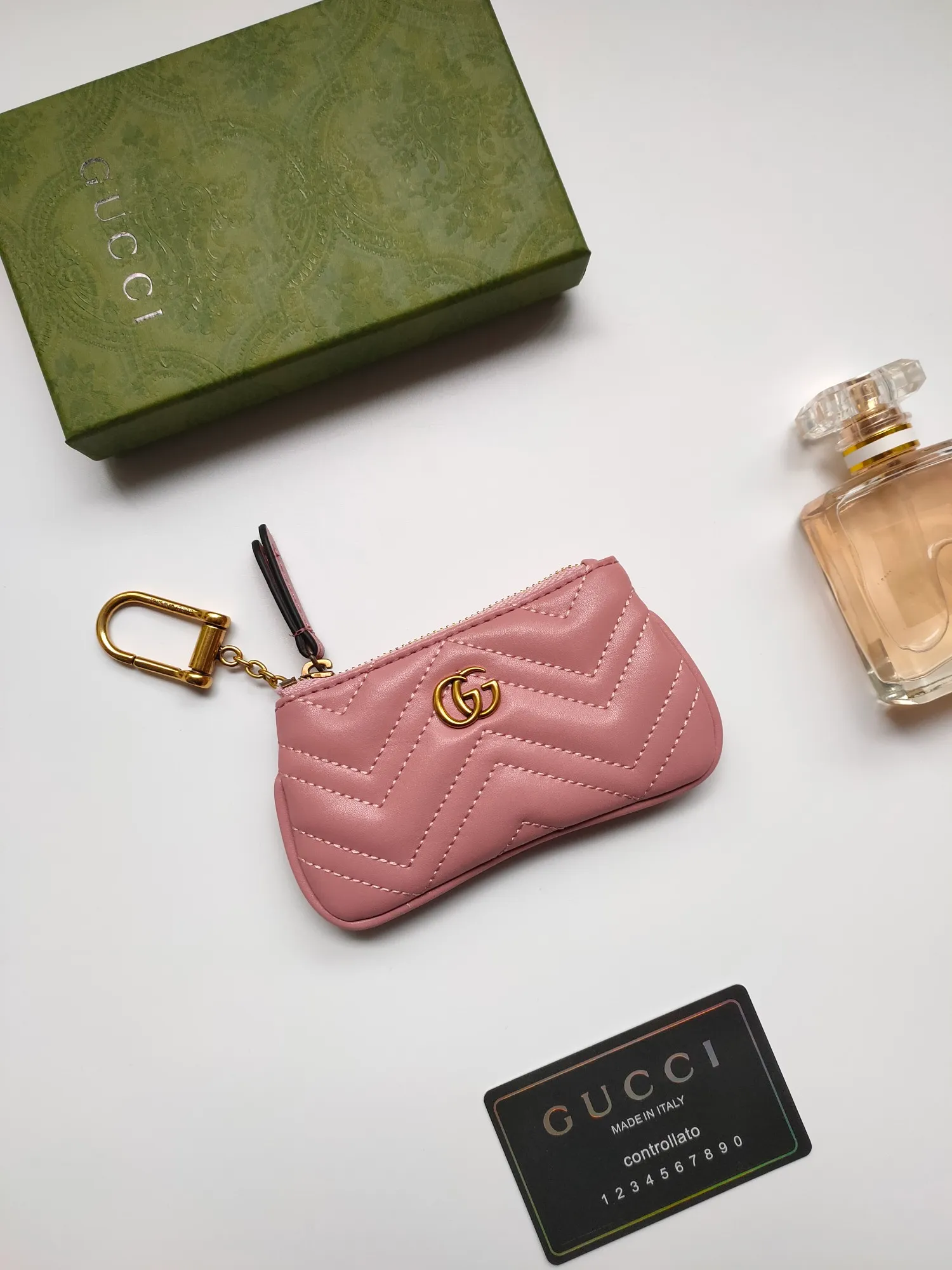 ￥130 GUCCI’s new small coin purse ~ lipstick bag🧃🧃 is made of imported calfskin with embroidered wavy pattern, 🧃🧃 matched with exquisite original factory bronze double G hardware 🧃🧃, flexible and unique hook buckle, small and exquisite, great effect, model: 671773, color: black, bright red, nude pink, size: 12.5x7x1.5cm