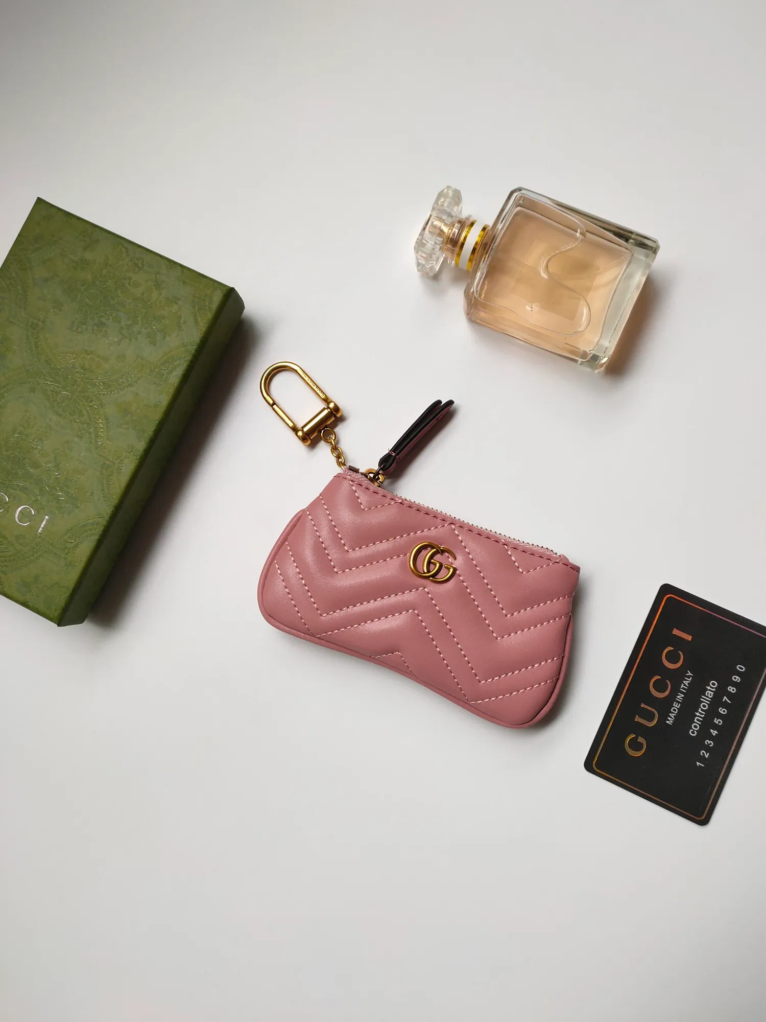 ￥130 GUCCI’s new small coin purse ~ lipstick bag🧃🧃 is made of imported calfskin with embroidered wavy pattern, 🧃🧃 matched with exquisite original factory bronze double G hardware 🧃🧃, flexible and unique hook buckle, small and exquisite, great effect, model: 671773, color: black, bright red, nude pink, size: 12.5x7x1.5cm