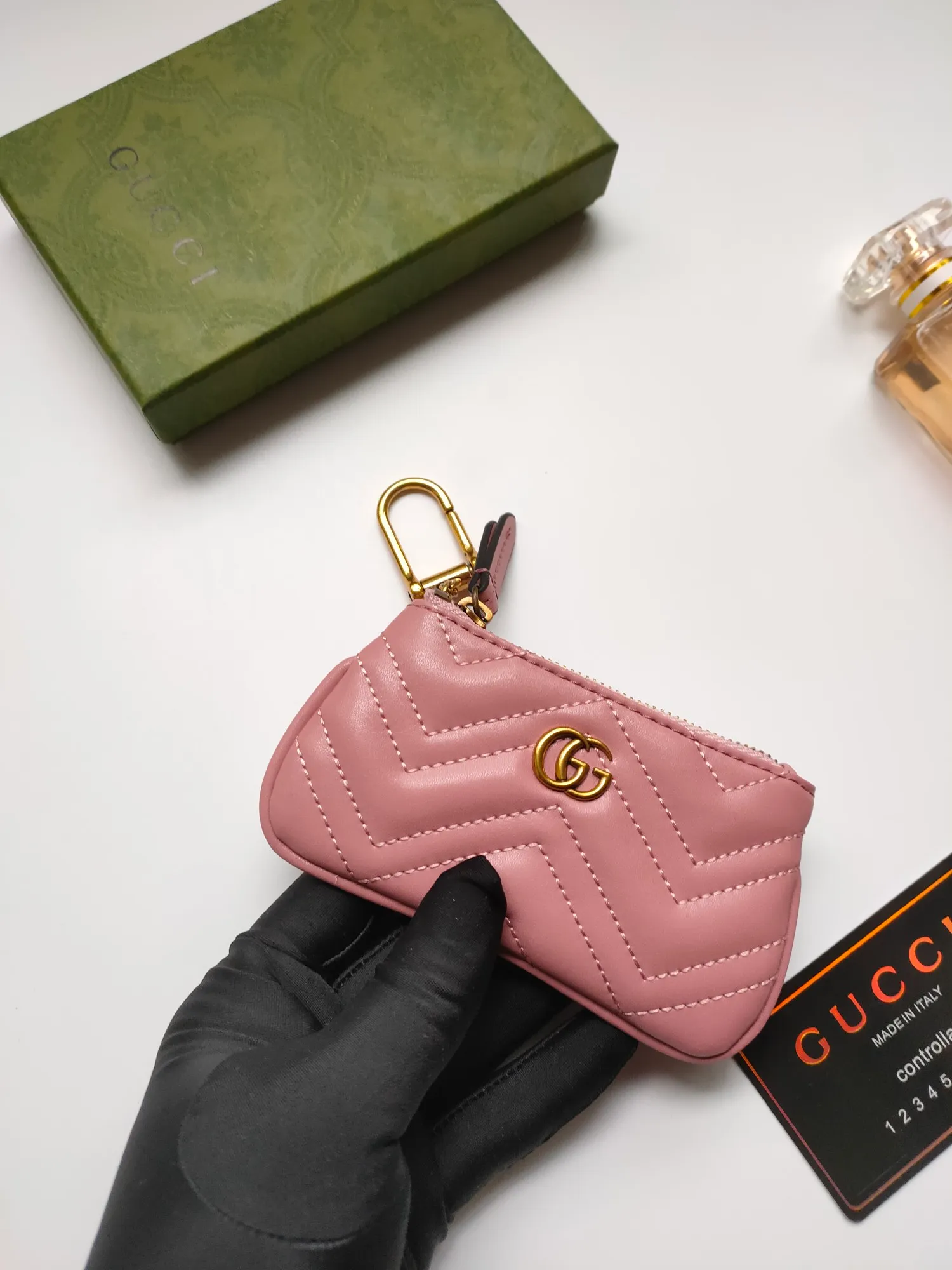 ￥130 GUCCI’s new small coin purse ~ lipstick bag🧃🧃 is made of imported calfskin with embroidered wavy pattern, 🧃🧃 matched with exquisite original factory bronze double G hardware 🧃🧃, flexible and unique hook buckle, small and exquisite, great effect, model: 671773, color: black, bright red, nude pink, size: 12.5x7x1.5cm