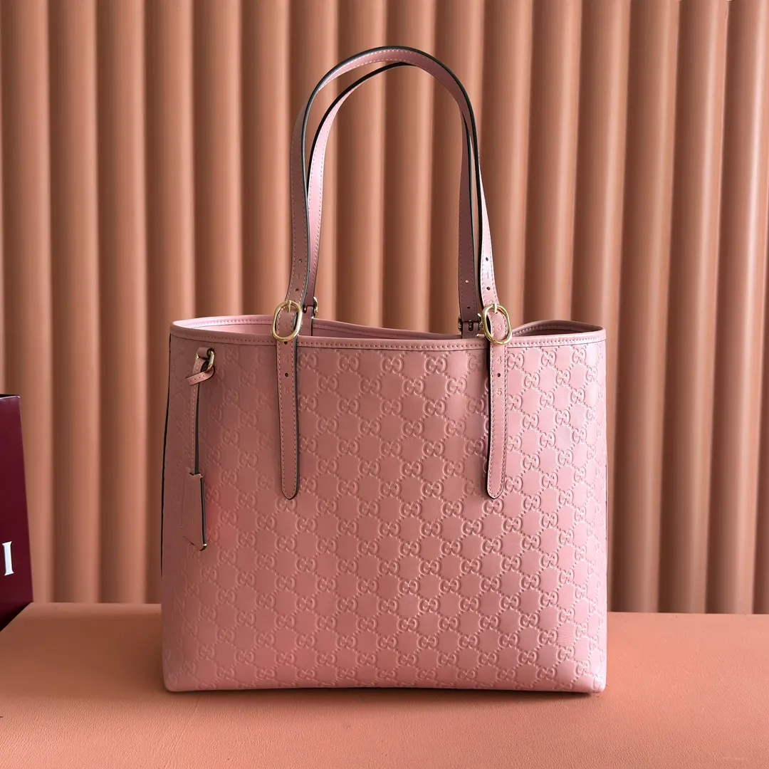 p1480💋💋💋. "With full set of original counter packaging" [New Product] 2025 autumn and winter series, the new GG Emblem series reinterprets the brand's timeless elegance and exquisite craftsmanship. This tote bag is crafted from GG printed embossed cow leather. Pink printed embossed GG calfskin Light gold tone hardware Pink cotton lining Interior: zip pocket Strap height: 19.5 cm – 30 cm Ident: 847455. Dimensions: 37cm (W) x 31cm (H) x 16cm (D) Weight: Approx. 1.0kg Color: Pink embossed. Made in Italy