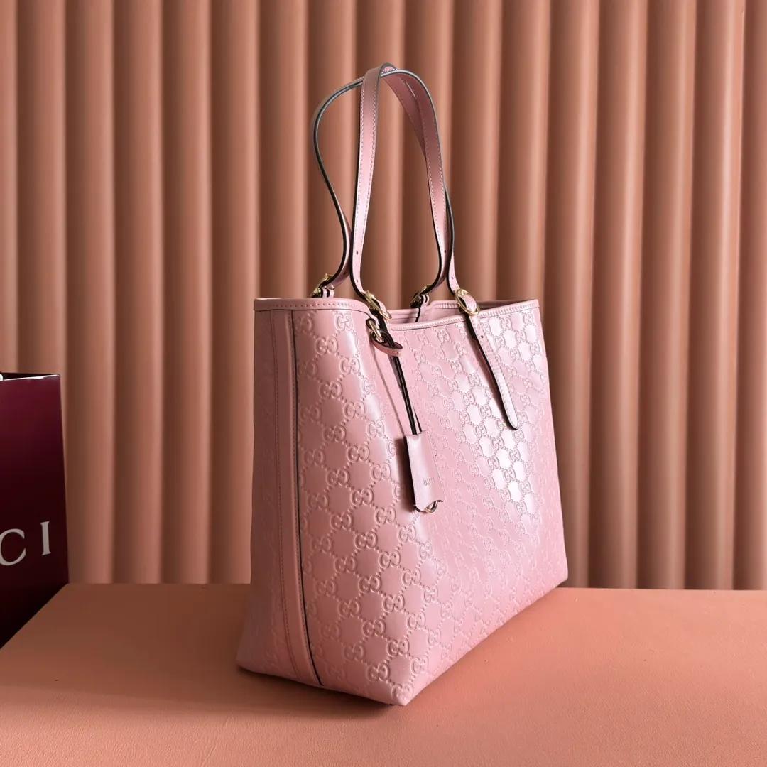 p1480💋💋💋. "With full set of original counter packaging" [New Product] 2025 autumn and winter series, the new GG Emblem series reinterprets the brand's timeless elegance and exquisite craftsmanship. This tote bag is crafted from GG printed embossed cow leather. Pink printed embossed GG calfskin Light gold tone hardware Pink cotton lining Interior: zip pocket Strap height: 19.5 cm – 30 cm Ident: 847455. Dimensions: 37cm (W) x 31cm (H) x 16cm (D) Weight: Approx. 1.0kg Color: Pink embossed. Made in Italy