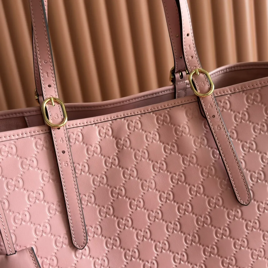 p1480💋💋💋. "With full set of original counter packaging" [New Product] 2025 autumn and winter series, the new GG Emblem series reinterprets the brand's timeless elegance and exquisite craftsmanship. This tote bag is crafted from GG printed embossed cow leather. Pink printed embossed GG calfskin Light gold tone hardware Pink cotton lining Interior: zip pocket Strap height: 19.5 cm – 30 cm Ident: 847455. Dimensions: 37cm (W) x 31cm (H) x 16cm (D) Weight: Approx. 1.0kg Color: Pink embossed. Made in Italy