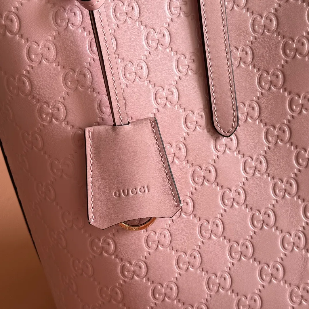 p1480💋💋💋. "With full set of original counter packaging" [New Product] 2025 autumn and winter series, the new GG Emblem series reinterprets the brand's timeless elegance and exquisite craftsmanship. This tote bag is crafted from GG printed embossed cow leather. Pink printed embossed GG calfskin Light gold tone hardware Pink cotton lining Interior: zip pocket Strap height: 19.5 cm – 30 cm Ident: 847455. Dimensions: 37cm (W) x 31cm (H) x 16cm (D) Weight: Approx. 1.0kg Color: Pink embossed. Made in Italy