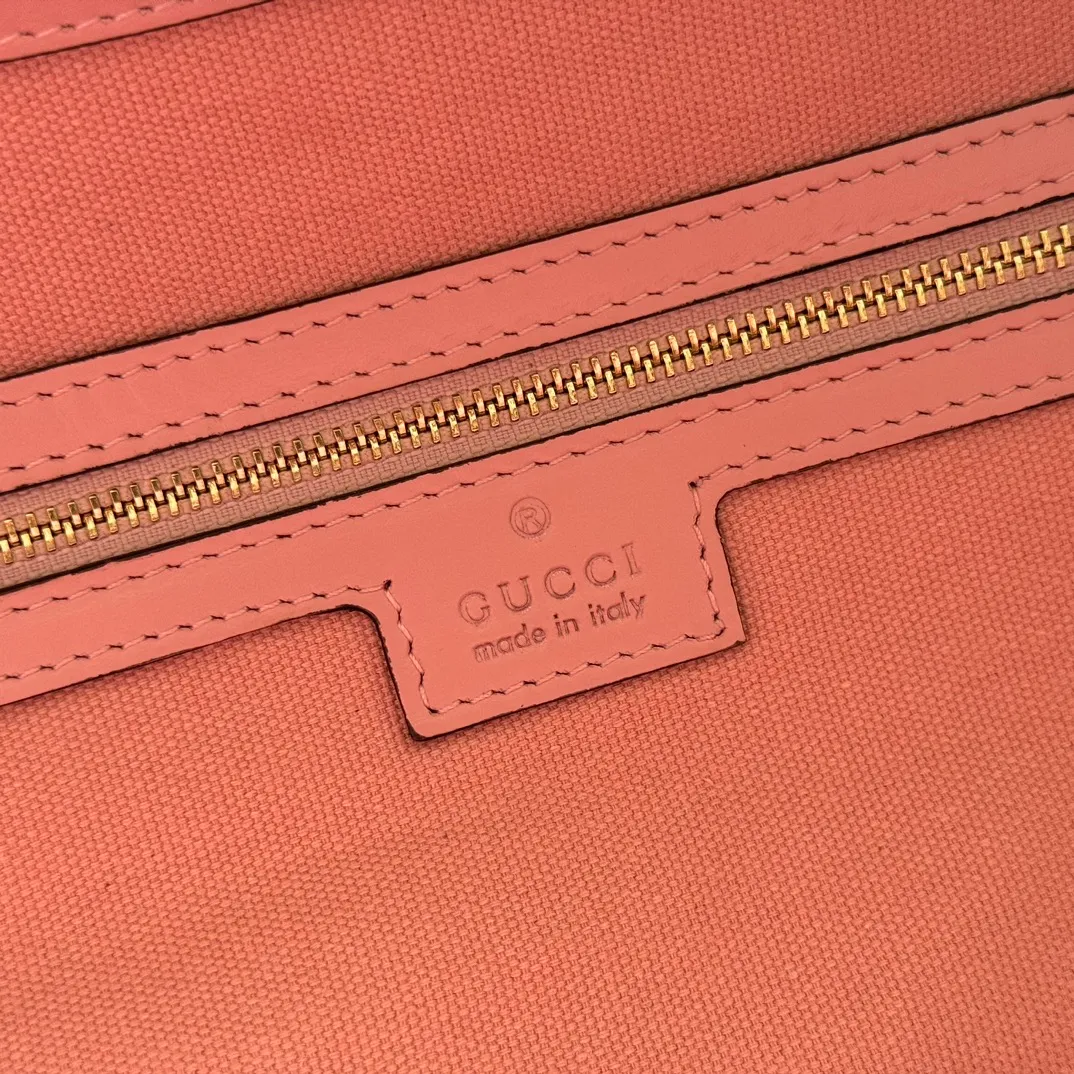p1480💋💋💋. "With full set of original counter packaging" [New Product] 2025 autumn and winter series, the new GG Emblem series reinterprets the brand's timeless elegance and exquisite craftsmanship. This tote bag is crafted from GG printed embossed cow leather. Pink printed embossed GG calfskin Light gold tone hardware Pink cotton lining Interior: zip pocket Strap height: 19.5 cm – 30 cm Ident: 847455. Dimensions: 37cm (W) x 31cm (H) x 16cm (D) Weight: Approx. 1.0kg Color: Pink embossed. Made in Italy