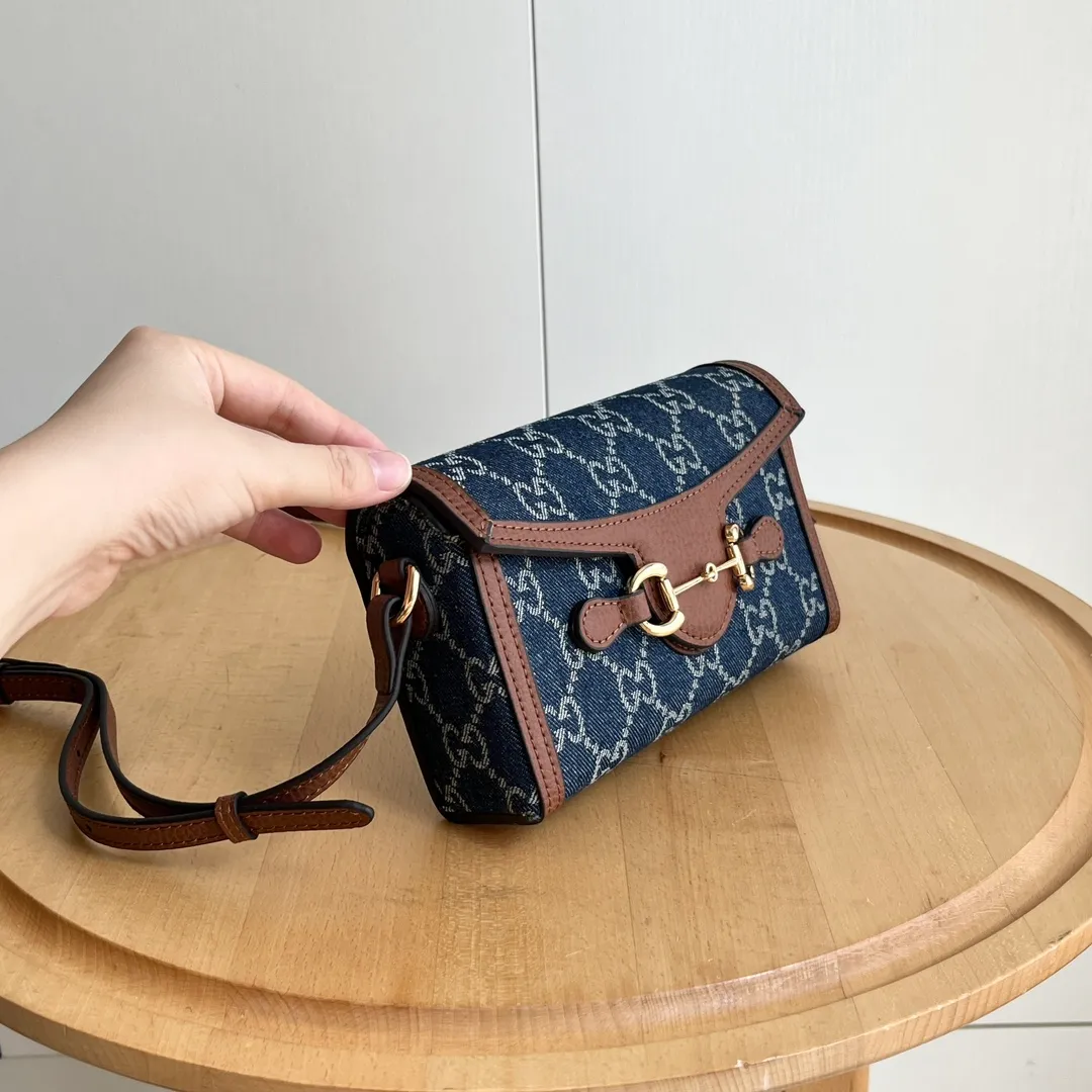 Actual shot #💰260 Model: 699296 blue denim Size: 18x12x5cm 𝐆𝐮𝐜𝐜𝐢 𝟏𝟗𝟓𝟓 𝐇𝐨𝐫𝐬𝐞𝐛𝐢𝐭 𝐌𝐢𝐧𝐢 Another masterpiece in the Horsebit 1955 series! The horizontal mobile phone bag looks great too! It can be used for large-screen mobile phones. Compared with the vertical version, it may be more convenient to use~ It can be carried in spring, summer, autumn and winter without choosing an outfit👍