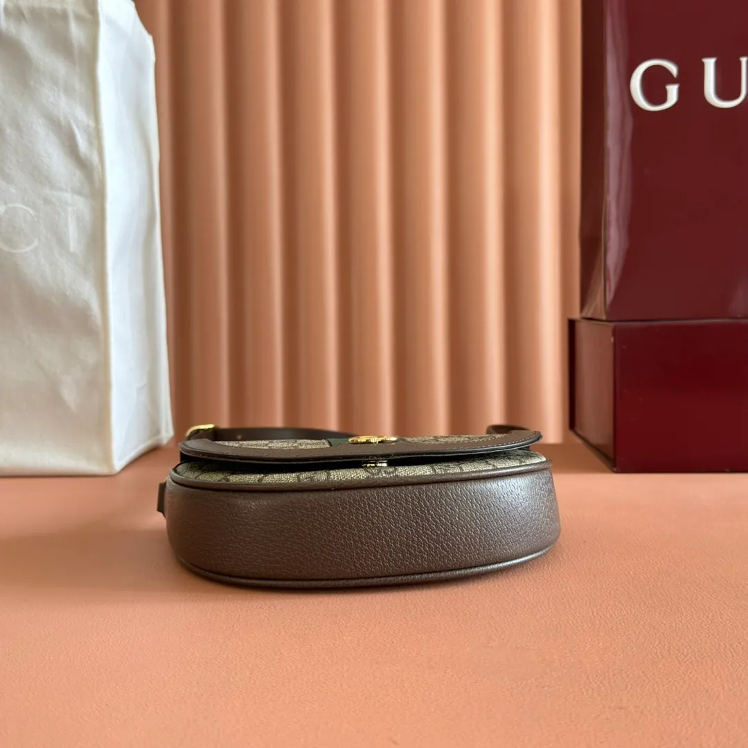 p1000. 📣📣📣【Original leather accessories🌈Configuring full counter packaging】🔥🔥 Ophidia series mini GG shoulder bag. The Ophidia series combines the traditional essence of Gucci with modern design to present dazzling new works with ingenuity. This series combines the two major archive details of webbing and double G accessories, and reinterprets creative shapes and size designs in the early autumn series. Mini shoulder bag crafted in signature beige and ebony GG Supreme canvas. Beige and ebony GG Supreme canvas, brown leather trim, gold-tone hardware, red and green webbing, suede microfiber lining Double G, interior: 2 card compartments, 1 key ring, adjustable shoulder strap. Can be worn cross-body. Magnetic snap, weight: about 0.31 kg. Model: 757309. Dimensions: 20 (W) x 13.5 (H) x 4cm (D) Color: Brown/PVC. Made in Italy