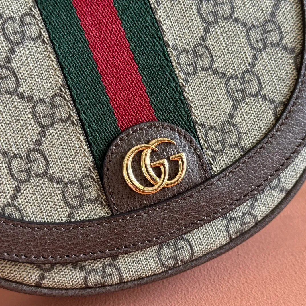 p1000. 📣📣📣【Original leather accessories🌈Configuring full counter packaging】🔥🔥 Ophidia series mini GG shoulder bag. The Ophidia series combines the traditional essence of Gucci with modern design to present dazzling new works with ingenuity. This series combines the two major archive details of webbing and double G accessories, and reinterprets creative shapes and size designs in the early autumn series. Mini shoulder bag crafted in signature beige and ebony GG Supreme canvas. Beige and ebony GG Supreme canvas, brown leather trim, gold-tone hardware, red and green webbing, suede microfiber lining Double G, interior: 2 card compartments, 1 key ring, adjustable shoulder strap. Can be worn cross-body. Magnetic snap, weight: about 0.31 kg. Model: 757309. Dimensions: 20 (W) x 13.5 (H) x 4cm (D) Color: Brown/PVC. Made in Italy