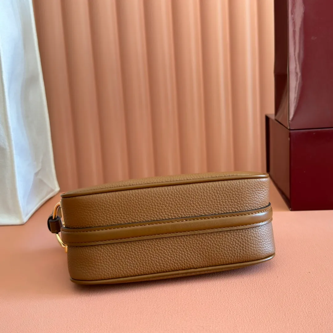 p1060💋💋💋【With full set of original counter packaging】The brand interprets iconic elements from a contemporary perspective and re-presents the Gucci half-horse bit design. It uses soft cow leather that fits the body shape to inject new style into classic accessories. This mini bag is crafted from soft grained leather and features a half horsebit detail on the side. Green grained soft leather. Light gold tone hardware. Tonal cotton and linen blend lining. Half horsebit buckle. Calf leather shoulder strap (23cm high). Zip closure. Ident.: 860784. Dimensions: 19cm (W) x 19.5cm (H) x 9cm (D) Weight: Approx. 272g Color: Brown/Full Leather.