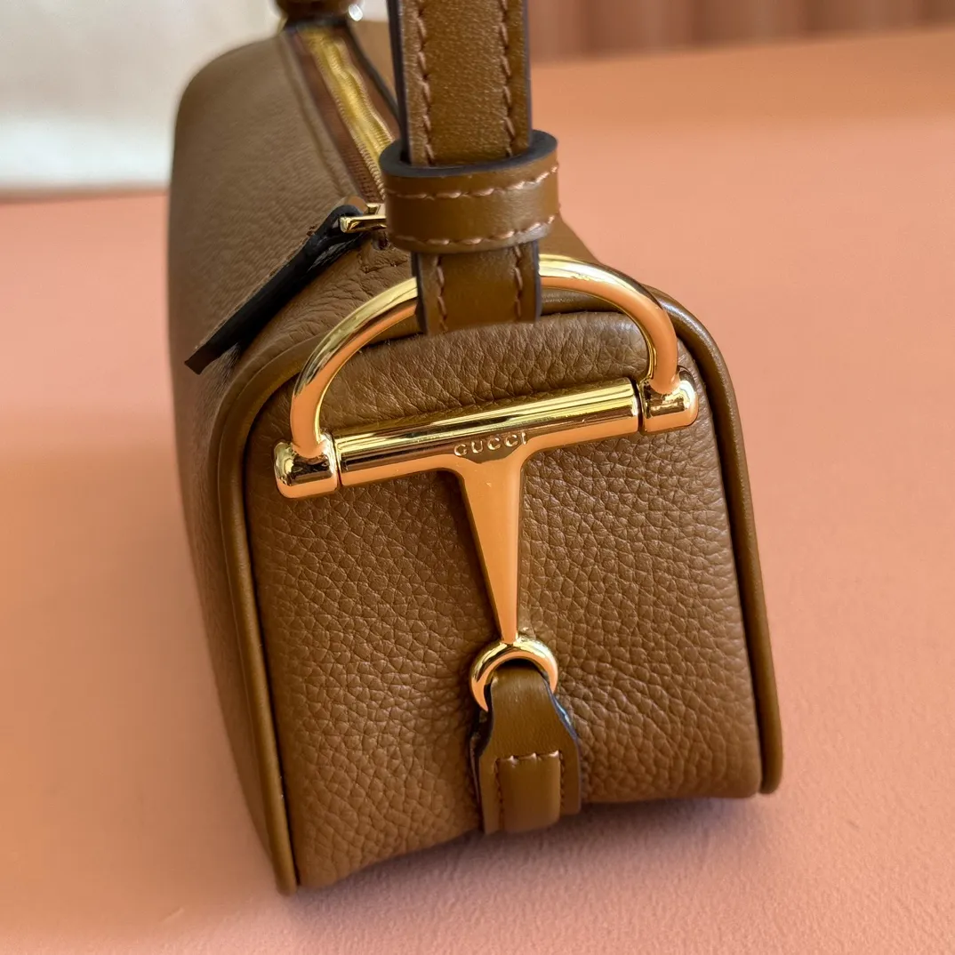 p1060💋💋💋【With full set of original counter packaging】The brand interprets iconic elements from a contemporary perspective and re-presents the Gucci half-horse bit design. It uses soft cow leather that fits the body shape to inject new style into classic accessories. This mini bag is crafted from soft grained leather and features a half horsebit detail on the side. Green grained soft leather. Light gold tone hardware. Tonal cotton and linen blend lining. Half horsebit buckle. Calf leather shoulder strap (23cm high). Zip closure. Ident.: 860784. Dimensions: 19cm (W) x 19.5cm (H) x 9cm (D) Weight: Approx. 272g Color: Brown/Full Leather.