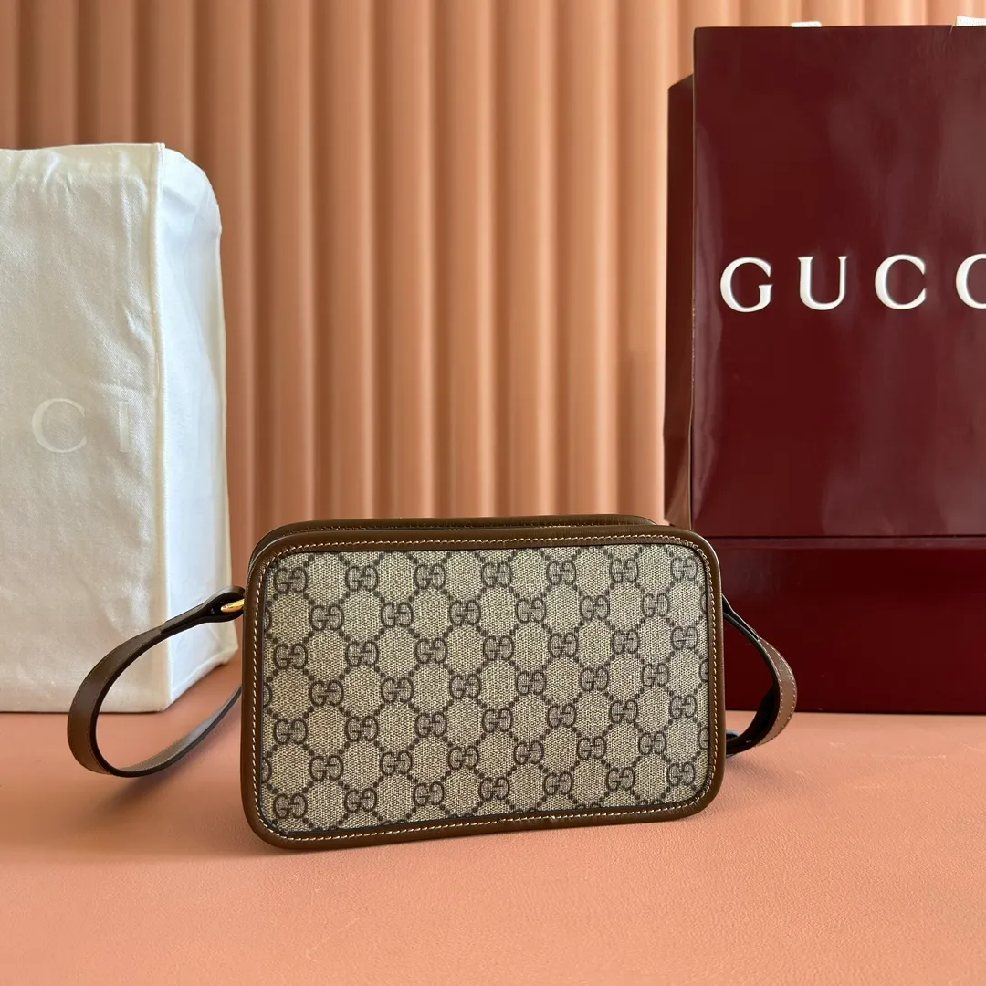 p860. 💋💋💋【Original leather accessories🌈 Equipped with full counter packaging】🔥🔥Gucci meo vintage crossbody bag, mini bag stands out in the Infinity Overture series, injecting modern design essence into retro style. The mini handbag is decorated with an oval leather label and is matched with the brand's iconic element, the cat head. The brand's classic elements are all integrated into one, classic and retro yet so versatile and cute. Style number: 658572. Size: 22.5*14*7cm. Color: brown/pvc.