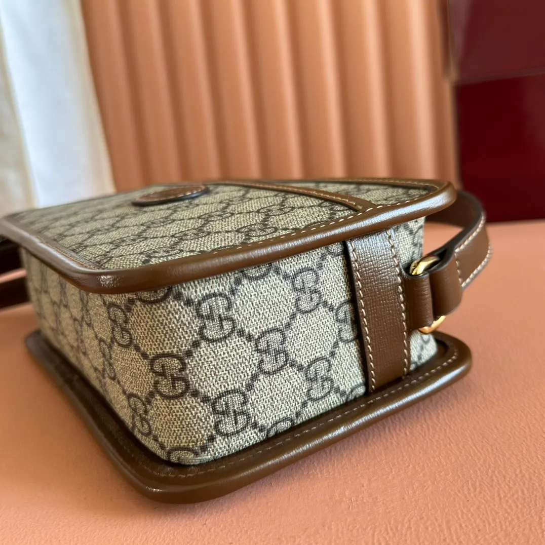 p860. 💋💋💋【Original leather accessories🌈 Equipped with full counter packaging】🔥🔥Gucci meo vintage crossbody bag, mini bag stands out in the Infinity Overture series, injecting modern design essence into retro style. The mini handbag is decorated with an oval leather label and is matched with the brand's iconic element, the cat head. The brand's classic elements are all integrated into one, classic and retro yet so versatile and cute. Style number: 658572. Size: 22.5*14*7cm. Color: brown/pvc.