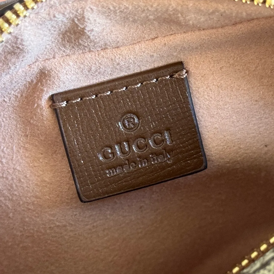 p860. 💋💋💋【Original leather accessories🌈 Equipped with full counter packaging】🔥🔥Gucci meo vintage crossbody bag, mini bag stands out in the Infinity Overture series, injecting modern design essence into retro style. The mini handbag is decorated with an oval leather label and is matched with the brand's iconic element, the cat head. The brand's classic elements are all integrated into one, classic and retro yet so versatile and cute. Style number: 658572. Size: 22.5*14*7cm. Color: brown/pvc.