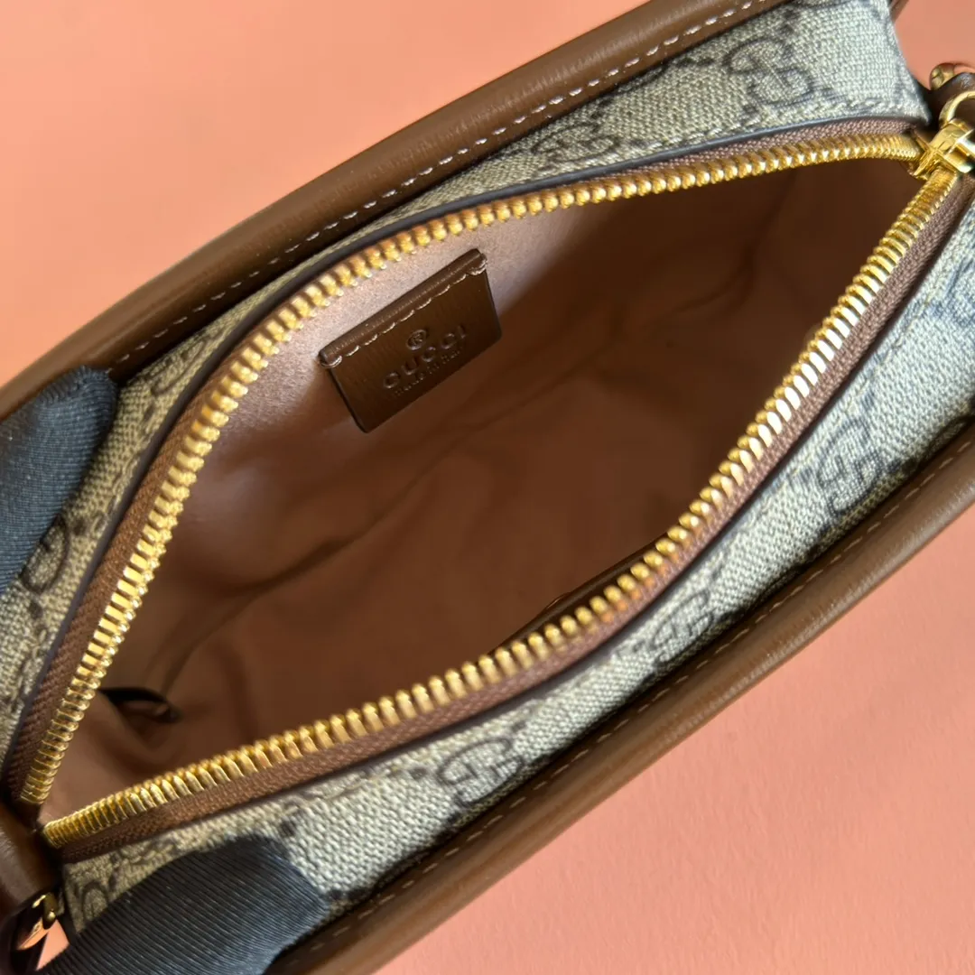 p860. 💋💋💋【Original leather accessories🌈 Equipped with full counter packaging】🔥🔥Gucci meo vintage crossbody bag, mini bag stands out in the Infinity Overture series, injecting modern design essence into retro style. The mini handbag is decorated with an oval leather label and is matched with the brand's iconic element, the cat head. The brand's classic elements are all integrated into one, classic and retro yet so versatile and cute. Style number: 658572. Size: 22.5*14*7cm. Color: brown/pvc.