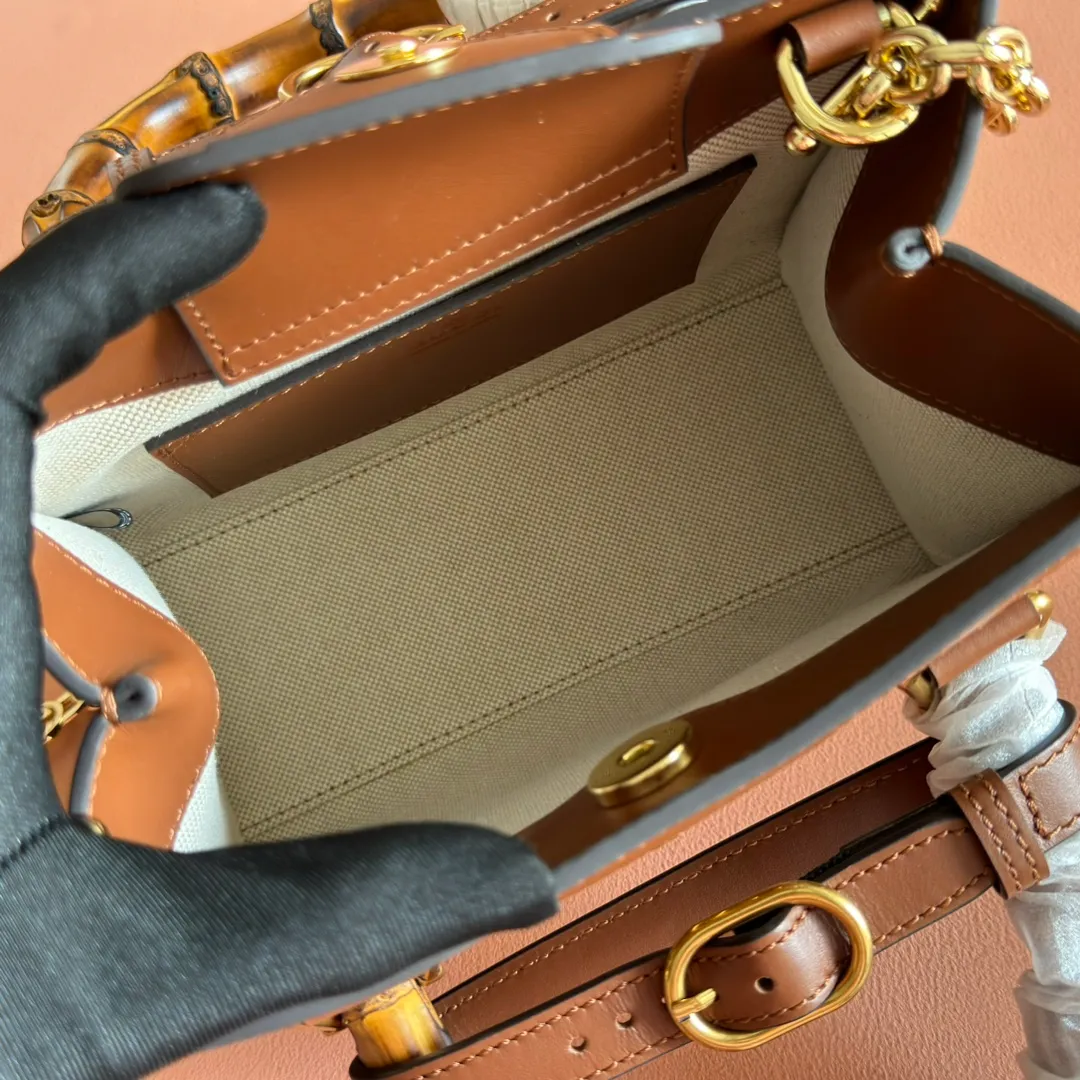 p1460. 📣📣📣【Original leather with 🌈full counter packaging】🔥🔥 DIANA series, super elegant, charming and glossy rare black lizard pattern bag with sheepskin lining, full copper chain (length 1 meter), natural bamboo handle! Mini size, but this square bag actually has a large capacity, so it is perfectly OK for commuting! Paired with a straw hat and sunglasses, it can be easily and elegantly traveled, and the rate of return is very high! Style number: 675800 Size: 20*16*10.