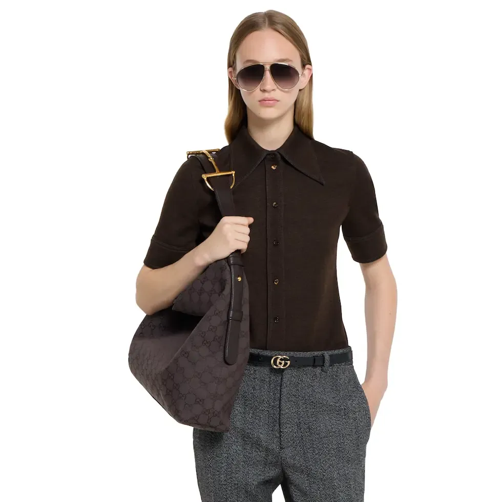 [With full set of original counter gift bag packaging] 2025 autumn and winter series, Gucci Beatrix series handbags are crafted from black cow leather and equipped with iconic horsebit detail shoulder straps, adding brand connotation to the casual silhouette. Gold-toned accessories add a refined touch, and a zippered pocket inside keeps daily essentials secure. Combining elegant design with practical performance, it easily accommodates daily essentials. Black soft glossy calf leather Gold-tone hardware Black cotton and linen blend lining Horsebit detail on shoulder strap Interior: Zip pocket Adjustable shoulder strap Height: 26cm - 33cm; Length: 94cm Ident: 850546. Dimensions: 40cm (W) x 36cm (H) x 12cm (D) Weight: Approx. 1kg Colour: Blue denim. Made in Italy