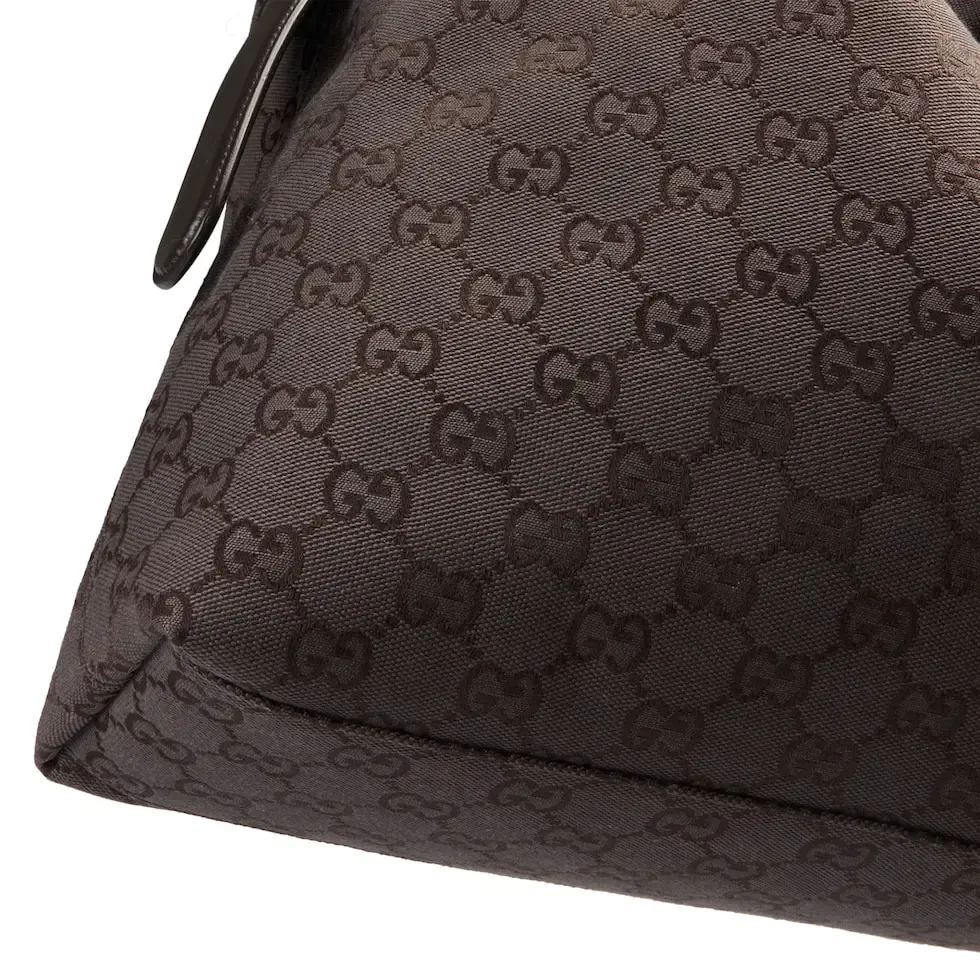 [With full set of original counter gift bag packaging] 2025 autumn and winter series, Gucci Beatrix series handbags are crafted from black cow leather and equipped with iconic horsebit detail shoulder straps, adding brand connotation to the casual silhouette. Gold-toned accessories add a refined touch, and a zippered pocket inside keeps daily essentials secure. Combining elegant design with practical performance, it easily accommodates daily essentials. Black soft glossy calf leather Gold-tone hardware Black cotton and linen blend lining Horsebit detail on shoulder strap Interior: Zip pocket Adjustable shoulder strap Height: 26cm - 33cm; Length: 94cm Ident: 850546. Dimensions: 40cm (W) x 36cm (H) x 12cm (D) Weight: Approx. 1kg Colour: Blue denim. Made in Italy