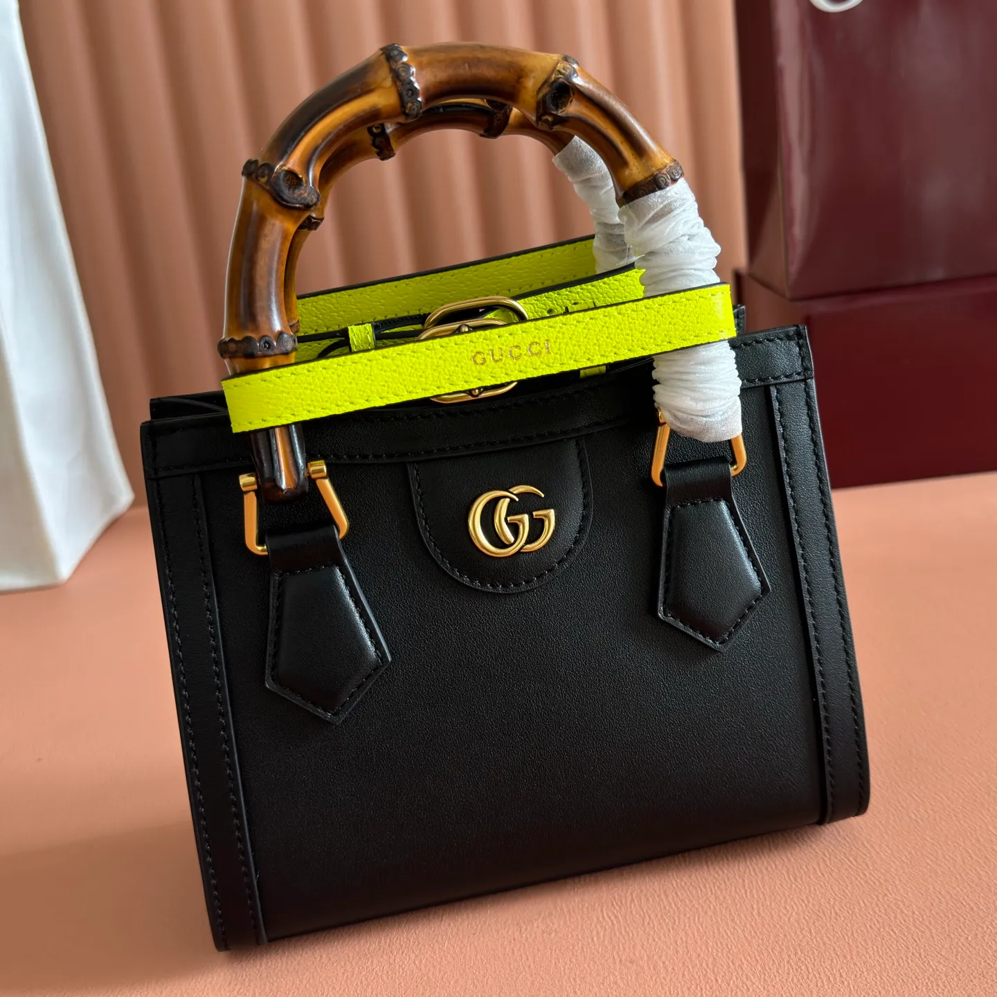 p1320. 💋💋💋[Original leather accessories 🌈Full package at the counter]🔥🔥The mini tote bag combines two recognizable brand elements, bamboo handles and double G accessories. The white leather material contrasts with the two neon buckles, highlighting the smart and elegant temperament. Mini size: 20*16*10cm Model: 655661.