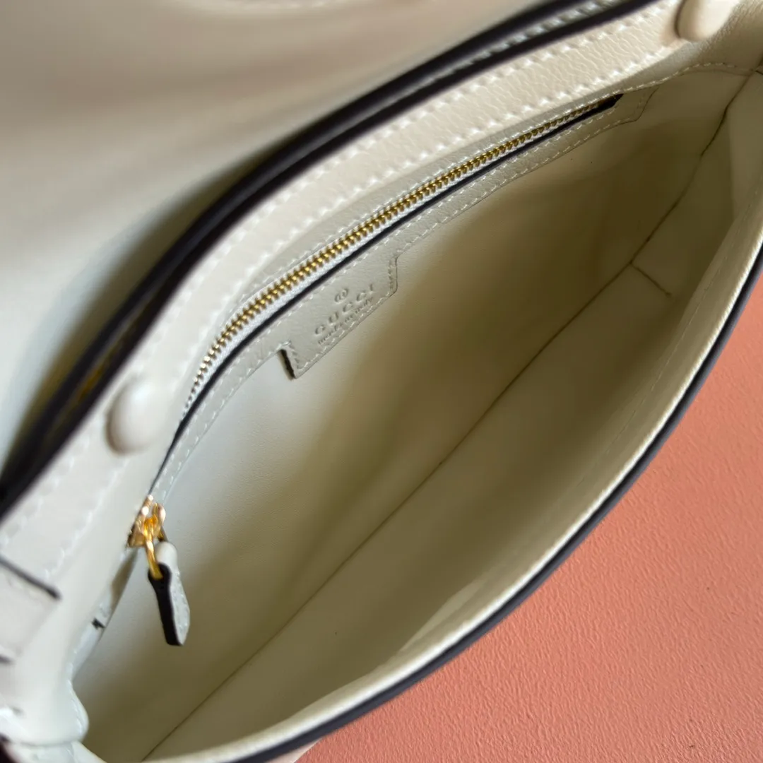 p1380. 📣📣📣【Original leather accessories🌈 Equipped with full counter packaging】🔥🔥This shoulder bag is made of GGSupreme canvas with an exquisite chain strap design, exuding a classic and timeless elegance. Round structure for a refreshed style. Round interlocking Double G shoulder bag. The long-standing G family's initials intertwined pattern enhances the style of the entire item. The extraordinary charm of the series is original leather💐Material✨Using counter-quality imported PVC waterproof fabric and imported cowhide, paired with authentic open-version hardware. Model: 699268 Size: 28x16x4.