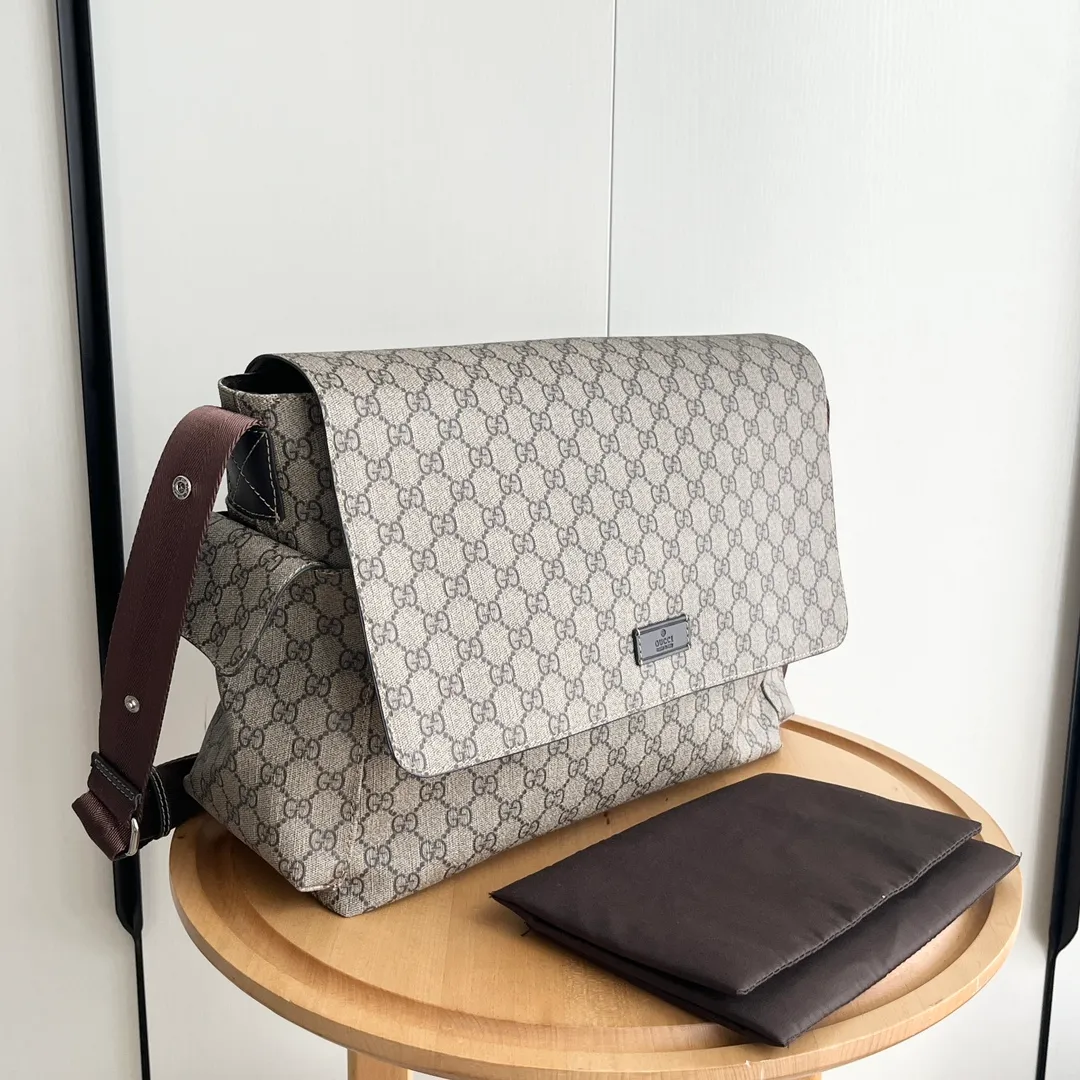 Actual shot #💰380 Model: 211131 Brown Size: 44×28×14cm GUCCI’s big fire mommy bag, also known as diaper bag, has a large capacity and has side pockets on both sides to accommodate water bottles. The large flip-top design is very convenient and comes with a folding pad. Unisex style! Made of imported fabrics and brown leather, adjustable shoulder straps