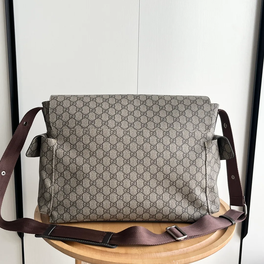Actual shot #💰380 Model: 211131 Brown Size: 44×28×14cm GUCCI’s big fire mommy bag, also known as diaper bag, has a large capacity and has side pockets on both sides to accommodate water bottles. The large flip-top design is very convenient and comes with a folding pad. Unisex style! Made of imported fabrics and brown leather, adjustable shoulder straps