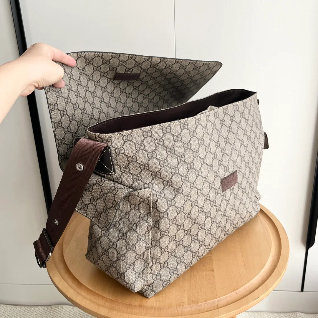 Actual shot #💰380 Model: 211131 Brown Size: 44×28×14cm GUCCI’s big fire mommy bag, also known as diaper bag, has a large capacity and has side pockets on both sides to accommodate water bottles. The large flip-top design is very convenient and comes with a folding pad. Unisex style! Made of imported fabrics and brown leather, adjustable shoulder straps