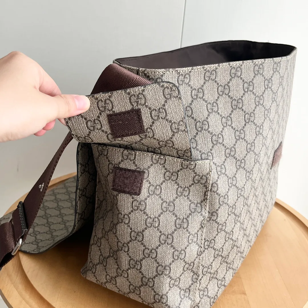 Actual shot #💰380 Model: 211131 Brown Size: 44×28×14cm GUCCI’s big fire mommy bag, also known as diaper bag, has a large capacity and has side pockets on both sides to accommodate water bottles. The large flip-top design is very convenient and comes with a folding pad. Unisex style! Made of imported fabrics and brown leather, adjustable shoulder straps