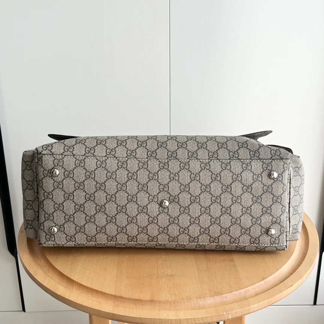 Actual shot #💰380 Model: 211131 Brown Size: 44×28×14cm GUCCI’s big fire mommy bag, also known as diaper bag, has a large capacity and has side pockets on both sides to accommodate water bottles. The large flip-top design is very convenient and comes with a folding pad. Unisex style! Made of imported fabrics and brown leather, adjustable shoulder straps
