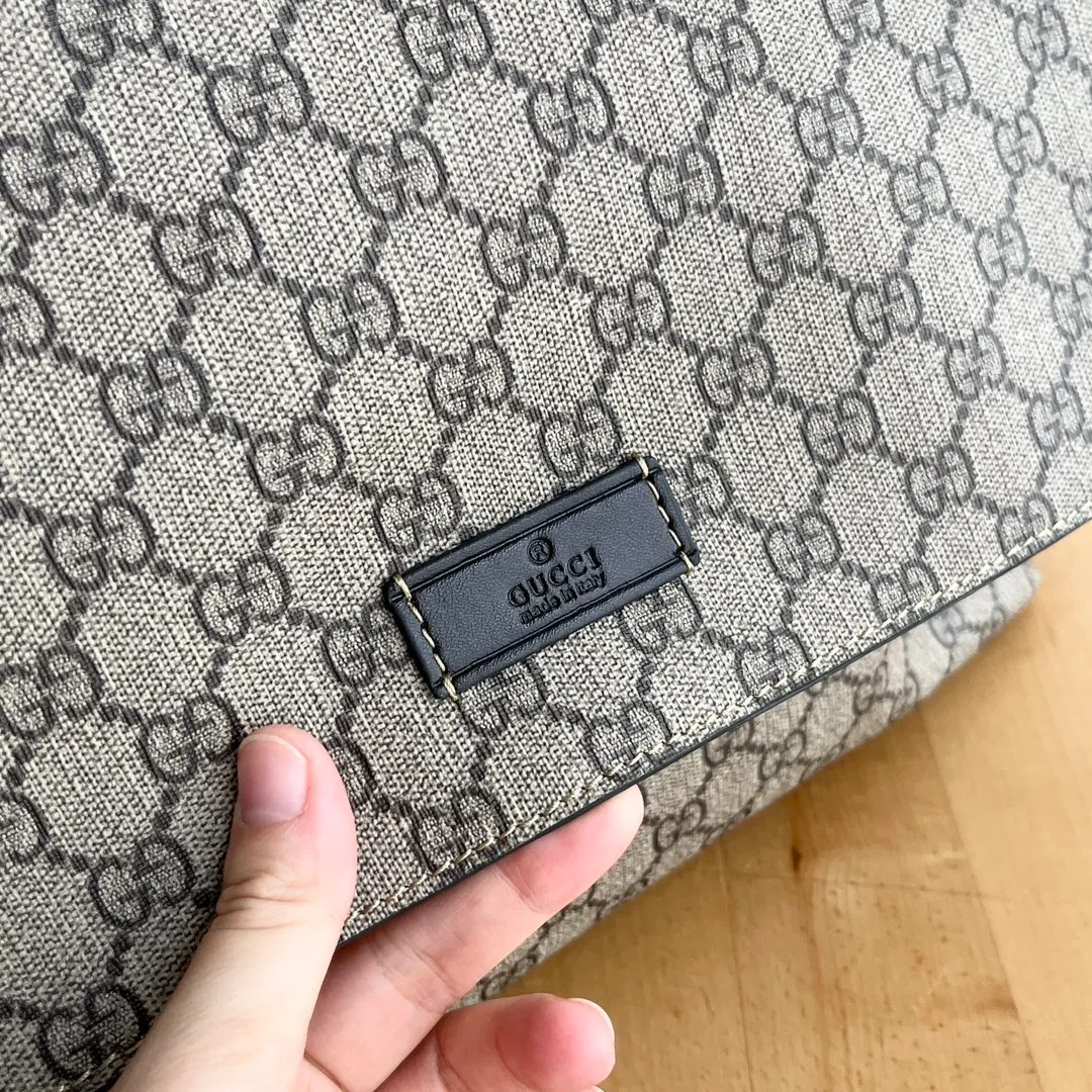 Actual shot #💰380 Model: 211131 Brown Size: 44×28×14cm GUCCI’s big fire mommy bag, also known as diaper bag, has a large capacity and has side pockets on both sides to accommodate water bottles. The large flip-top design is very convenient and comes with a folding pad. Unisex style! Made of imported fabrics and brown leather, adjustable shoulder straps