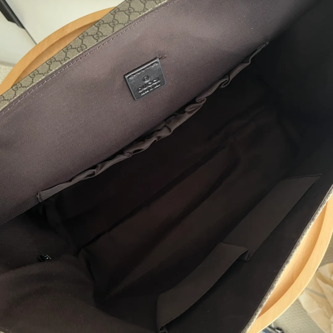 Actual shot #💰380 Model: 211131 Brown Size: 44×28×14cm GUCCI’s big fire mommy bag, also known as diaper bag, has a large capacity and has side pockets on both sides to accommodate water bottles. The large flip-top design is very convenient and comes with a folding pad. Unisex style! Made of imported fabrics and brown leather, adjustable shoulder straps