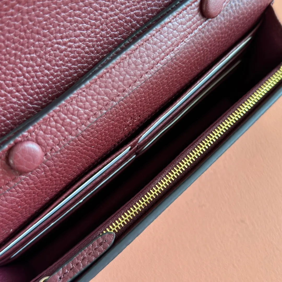 p980. 💋💋💋Original leather configuration counter complete packaging [New product] This Dionysus series chain wallet is crafted from light blue grain leather and cleverly integrated into the double tiger head lock with buttons. The shape is small and exquisite yet elegant, and equipped with a fixed chain shoulder strap, making it a sophisticated bag suitable for day and night. Light blue grained leather Light gold-tone hardware Internal: 6 card compartments, 1 zip pocket External: One flat pocket Double tiger head closure with button Weight: approx. 0.42 kg Model number: 837373. Dimensions: 20cm (width) x 11.5cm (height) x 2.5cm (depth) Color Encore red full leather. Made in Italy