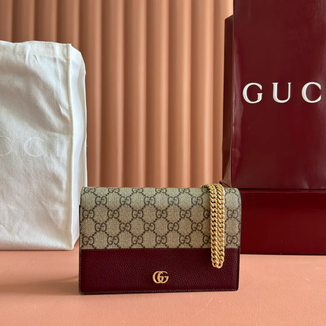 p660. 📣📣📣【Combined with original counter packaging】GG Marmont series This GG Marmont series chain bag is made of classic and durable black leather, adding another classic to the "Aria-Fashion Aria" series. The Double G accessory originates from the belt buckle design of the 1970s, and is reinterpreted on this wallet in tone-on-tone resin. The classic design is combined with a monochromatic color scheme to highlight the modern fashion style. Model: 497985. Size: 20*12.5*4cm. Color: pvc encore