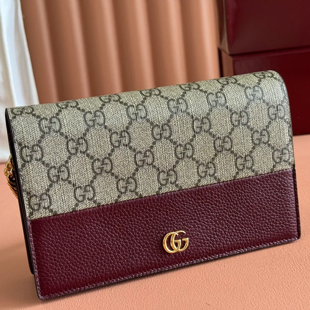 p660. 📣📣📣【Combined with original counter packaging】GG Marmont series This GG Marmont series chain bag is made of classic and durable black leather, adding another classic to the "Aria-Fashion Aria" series. The Double G accessory originates from the belt buckle design of the 1970s, and is reinterpreted on this wallet in tone-on-tone resin. The classic design is combined with a monochromatic color scheme to highlight the modern fashion style. Model: 497985. Size: 20*12.5*4cm. Color: pvc encore