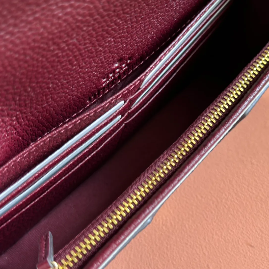 p660. 📣📣📣【Combined with original counter packaging】GG Marmont series This GG Marmont series chain bag is made of classic and durable black leather, adding another classic to the "Aria-Fashion Aria" series. The Double G accessory originates from the belt buckle design of the 1970s, and is reinterpreted on this wallet in tone-on-tone resin. The classic design is combined with a monochromatic color scheme to highlight the modern fashion style. Model: 497985. Size: 20*12.5*4cm. Color: pvc encore