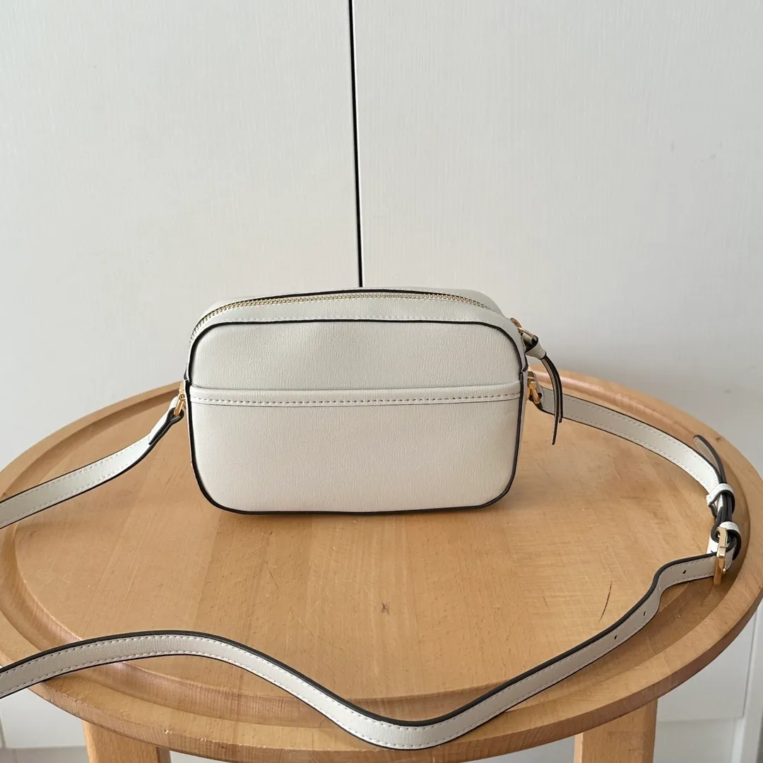 Actual shot #💰260 Style number: 760196 white leather Size: 20✖️13✖️6cm 𝗚𝘂𝗰𝗰𝗶 𝗛𝗼𝗿𝘀𝗲𝗯𝗶𝘁 𝟭𝟵𝟱𝟱 camera bag The classic horsebit and retro style can be matched casually without going wrong. The size is invincible and friendly~ A cute toast bun shape🍞Not too big, not too small, just right! The length of the shoulder strap can be adjusted with a pin buckle for cross-body wear, and the capacity also meets daily needs~