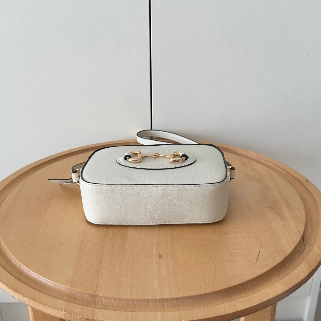 Actual shot #💰260 Style number: 760196 white leather Size: 20✖️13✖️6cm 𝗚𝘂𝗰𝗰𝗶 𝗛𝗼𝗿𝘀𝗲𝗯𝗶𝘁 𝟭𝟵𝟱𝟱 camera bag The classic horsebit and retro style can be matched casually without going wrong. The size is invincible and friendly~ A cute toast bun shape🍞Not too big, not too small, just right! The length of the shoulder strap can be adjusted with a pin buckle for cross-body wear, and the capacity also meets daily needs~