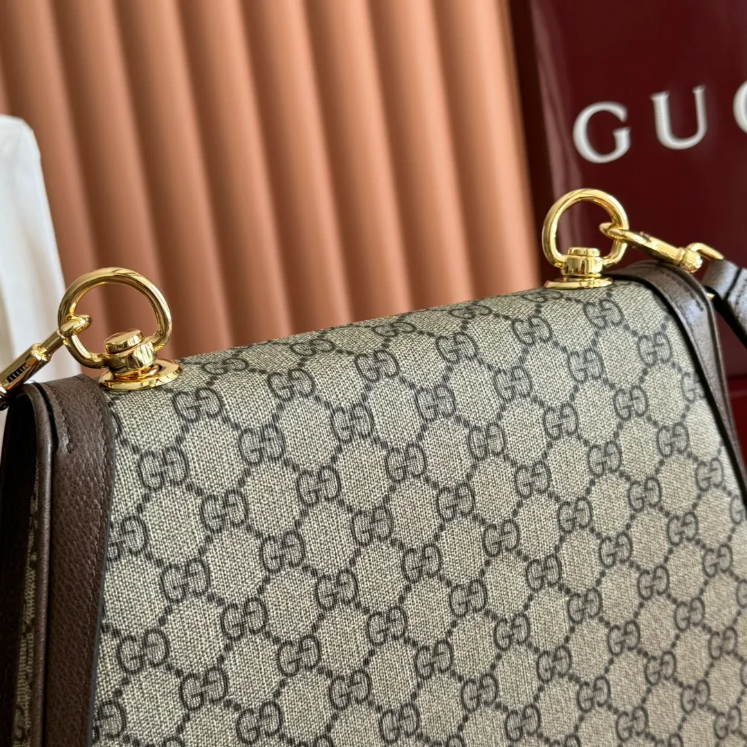 p1520. 📣📣📣【Original leather configuration counter complete package】🔥🔥 Gucci Blondie series medium handbag. The brand's archive elements are reinterpreted with geometric shapes to interpret the interlocking double G logo, presenting a variety of unique items. Gold-toned accessories add an elegant retro feel to this piece, highlighting a timeless design that complements the Hollywood glamor showcased on the catwalk. This GG Supreme canvas tote comes with two interchangeable shoulder straps. Beige and ebony GG Supreme canvas, brown leather trim, gold-tone hardware, cotton and linen lining, round interlocking G's, interior: 2 main compartments and 1 zipped pocket, studded handles (12 cm high) Web bag (52 cm high); leather bag (56 cm high) magnetic closure. Model: 721172. Dimensions: 29 (W) x 22 (H) x 7cm (D) Color: Brown/PVC. Made in Italy