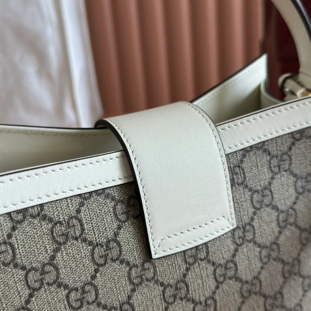 p1100. 💋💋💋Original leather [equipped with full counter packaging] The Padlock series has launched a variety of fashionable bags with various carrying methods, adding color to the 2025 early autumn series. This tote is lined with webbing, reminiscent of the brand's signature pattern. Off-white and dark brown GG monogram coated fabric Off-white leather trim Light gold tone hardware Red and green webbing cotton lining Interior: One zippered pocket Carry handle (10 cm height) Removable and adjustable leather shoulder strap (height: 114 cm - 124 cm; length: 55 cm - 60 cm) Padlock closure with leather keychain Ident.: 838992. Dimensions: 25.5cm (width) x 17.5cm (height) x 10cm (depth) Weight: approx. 0.6kg Color: brown white pvc. Made in Italy