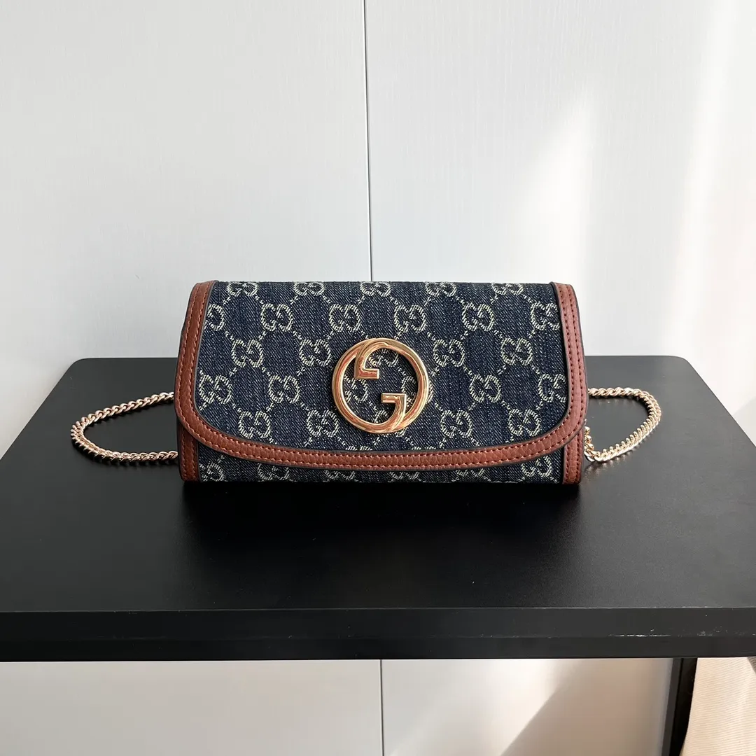 Actual shot #💰260 Model: 725215 Comes with box Size: 21x10.5cm I fell in love with Gucci Blondie at first sight. Second-hand bags have always been my favorite. They are super popular now, mainly because they are so beautiful! It can be worn as an armpit bag or as a cross-body carry. Depending on your mood, I find it very retro, fashionable and fascinating to carry it either way! Many colors to choose from, running quantity models
