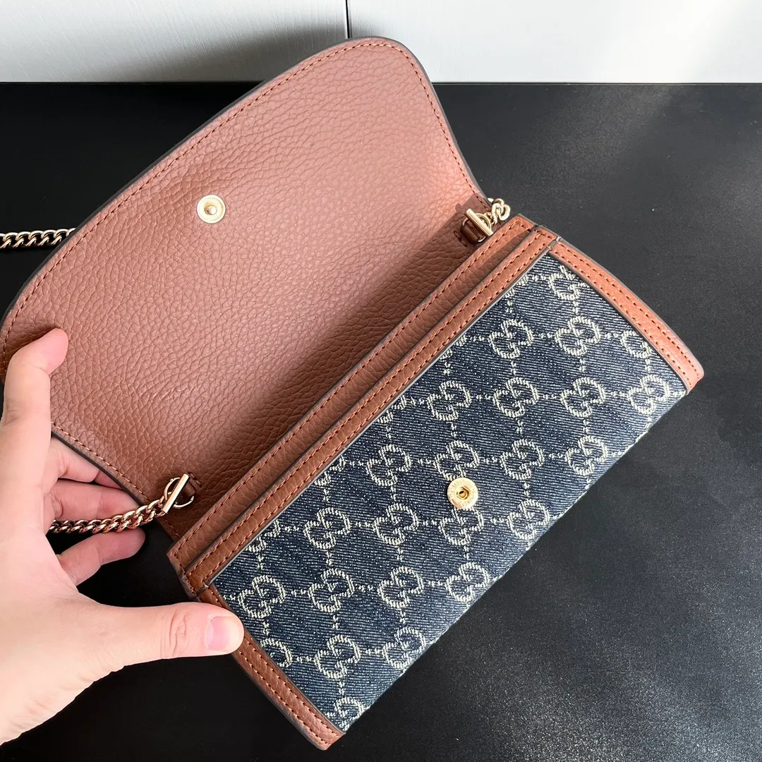 Actual shot #💰260 Model: 725215 Comes with box Size: 21x10.5cm I fell in love with Gucci Blondie at first sight. Second-hand bags have always been my favorite. They are super popular now, mainly because they are so beautiful! It can be worn as an armpit bag or as a cross-body carry. Depending on your mood, I find it very retro, fashionable and fascinating to carry it either way! Many colors to choose from, running quantity models