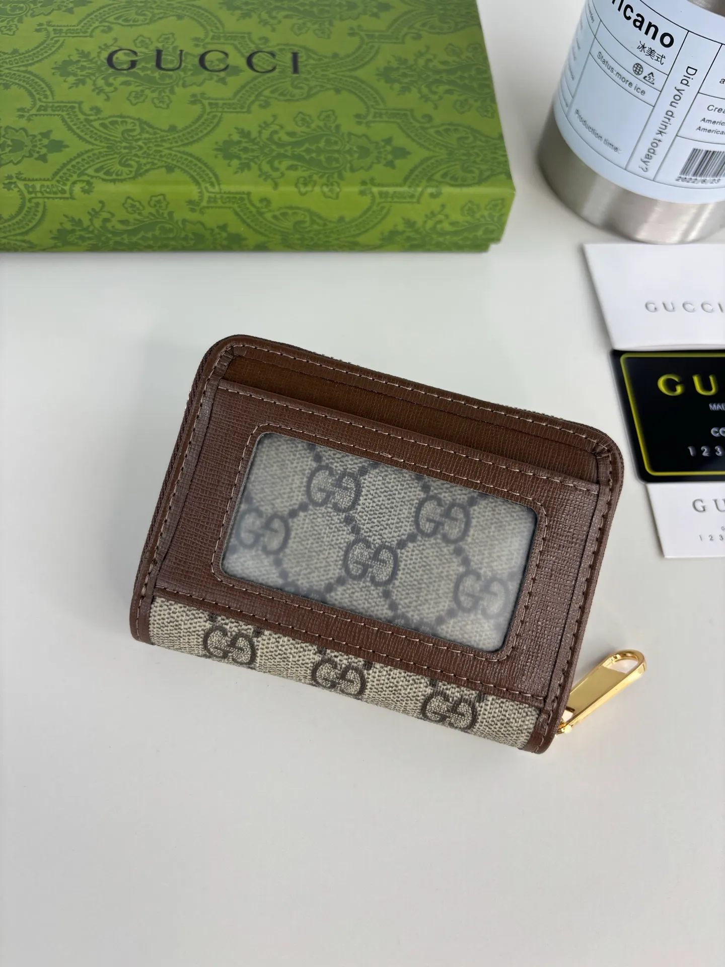 💰150 GUCCl Gucci has newly launched this 1955 horsebit card holder made of GG Supreme high-grade artificial canvas and brown leather. This series adopts the double ring and long strip design that are in the same line as the handbag. This detail is inspired by the equestrian origin of the brand. It is one of Gucci's classic heritage and one of the brand's most representative symbolic elements. Style No.: 658549 Size: 11.5cm x 8.5cm x 3cm Color: Brown