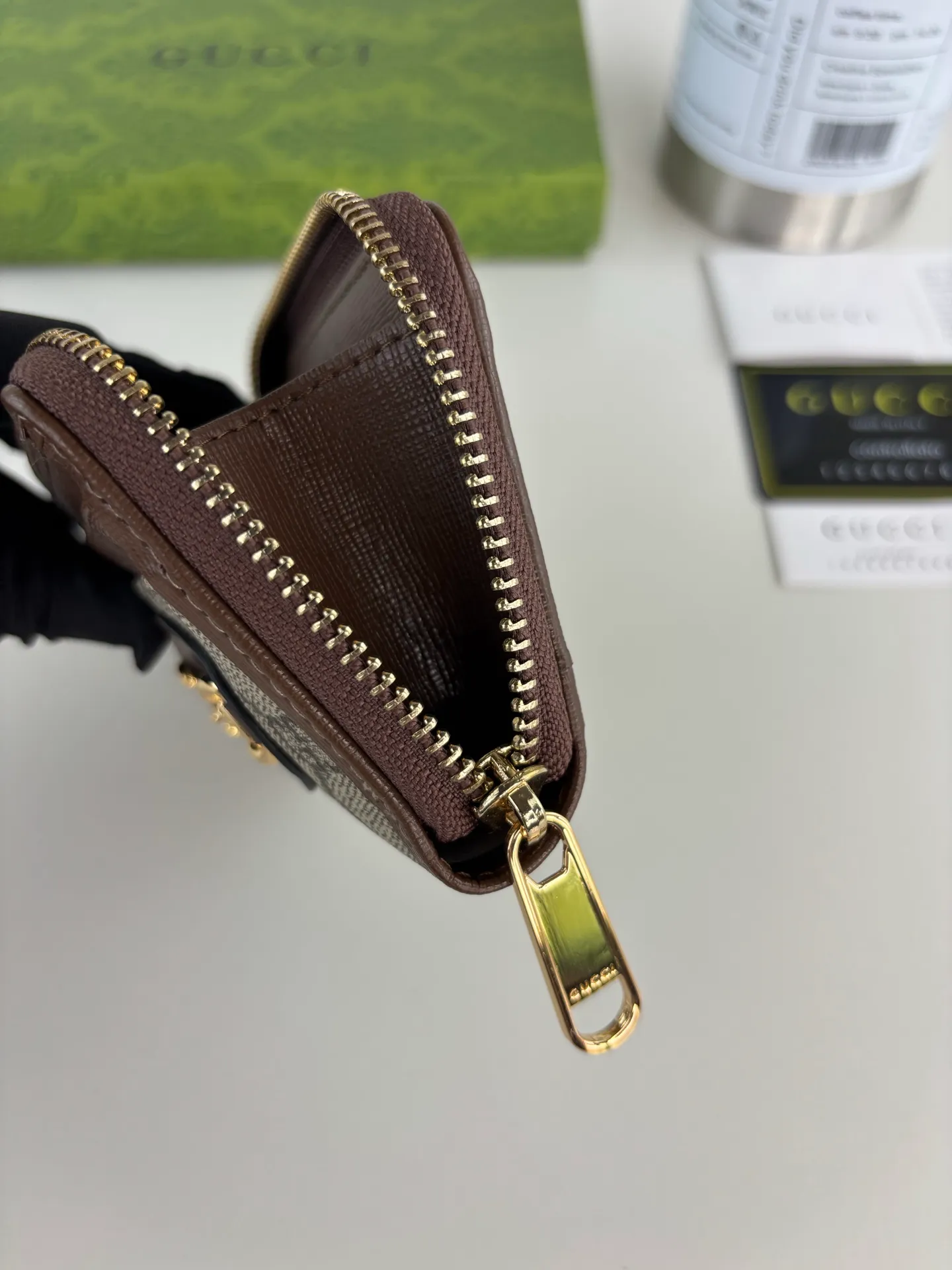 💰150 GUCCl Gucci has newly launched this 1955 horsebit card holder made of GG Supreme high-grade artificial canvas and brown leather. This series adopts the double ring and long strip design that are in the same line as the handbag. This detail is inspired by the equestrian origin of the brand. It is one of Gucci's classic heritage and one of the brand's most representative symbolic elements. Style No.: 658549 Size: 11.5cm x 8.5cm x 3cm Color: Brown