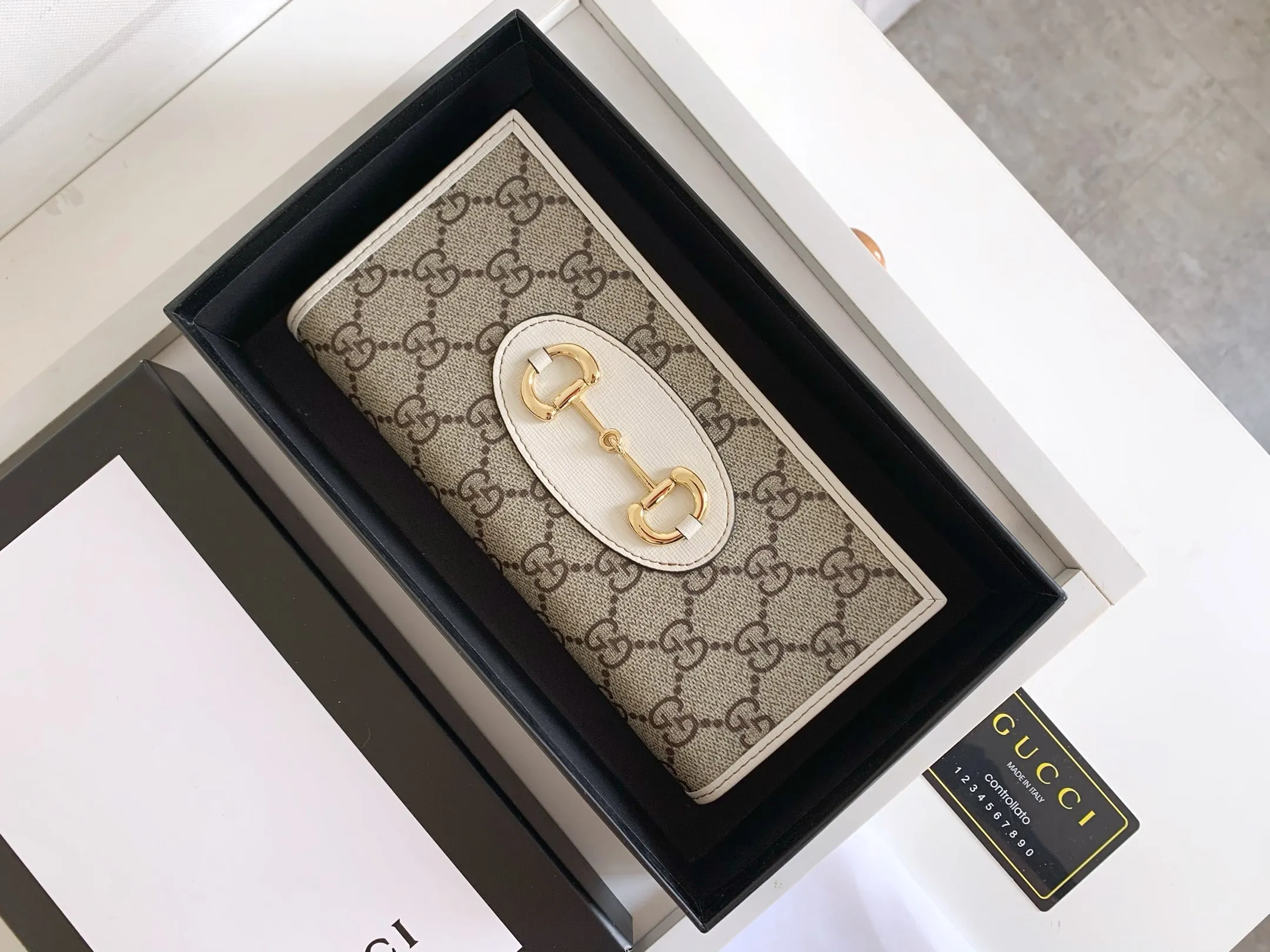 💰170 💎 Top original version Newly launched in the spring and summer series is this Gucci 1955 horsebit card holder made of GG Supreme high-grade artificial canvas and brown leather. The series adopts the double ring and long strip design that are in the same line as the handbag. This detail is inspired by the brand's equestrian roots. It is one of Gucci's classic heritage and one of the brand's most representative symbolic elements. Model: 621993 Size: 19x10x4cm