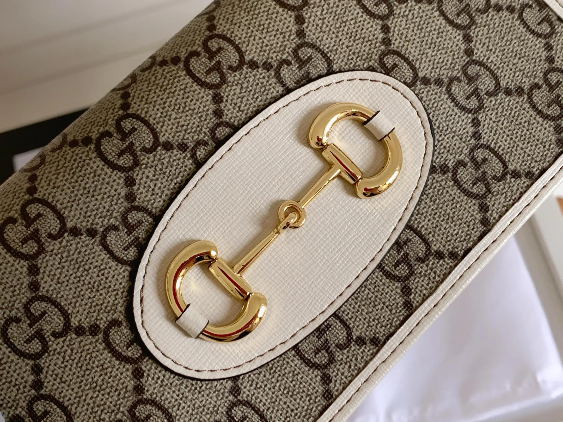 💰170 💎 Top original version Newly launched in the spring and summer series is this Gucci 1955 horsebit card holder made of GG Supreme high-grade artificial canvas and brown leather. The series adopts the double ring and long strip design that are in the same line as the handbag. This detail is inspired by the brand's equestrian roots. It is one of Gucci's classic heritage and one of the brand's most representative symbolic elements. Model: 621993 Size: 19x10x4cm