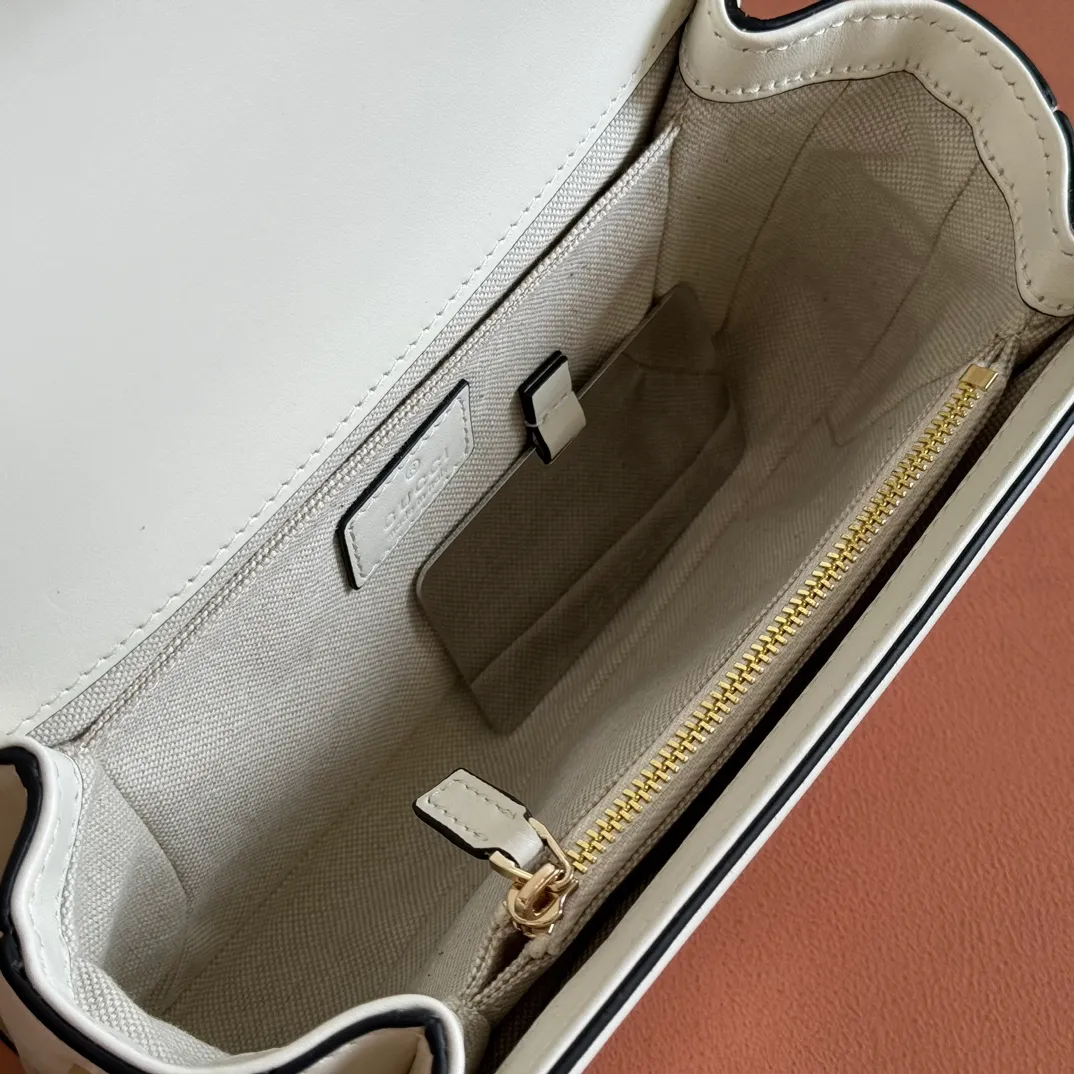 p1440💋💋💋【Complete package at counter】The Gucci Go series is designed for sports. This shoulder bag is made of exquisite and lightweight GG Monogram blue denim, with an elegant chain strap, adding another dazzling masterpiece to the 2025 spring and summer series. The interior layout of the bag is also very practical, with a removable mirror on the back. Brown GG Monogram blue denim Brown leather trim Light gold tone hardware Beige cotton and linen blend lining Interior: Three main compartments, one zipped pocket External: Removable mirror on the rear Chain strap (21 cm high); Detachable and adjustable shoulder strap (27 cm high); Length adjustable between 64 cm and 103 cm Spring clip buckle Model: 826761. Dimensions: 21.5cm (width) x 14cm (height) x 9cm (depth) Weight: approx. 0.8kg Color: oatmeal/original leather. Made in Italy