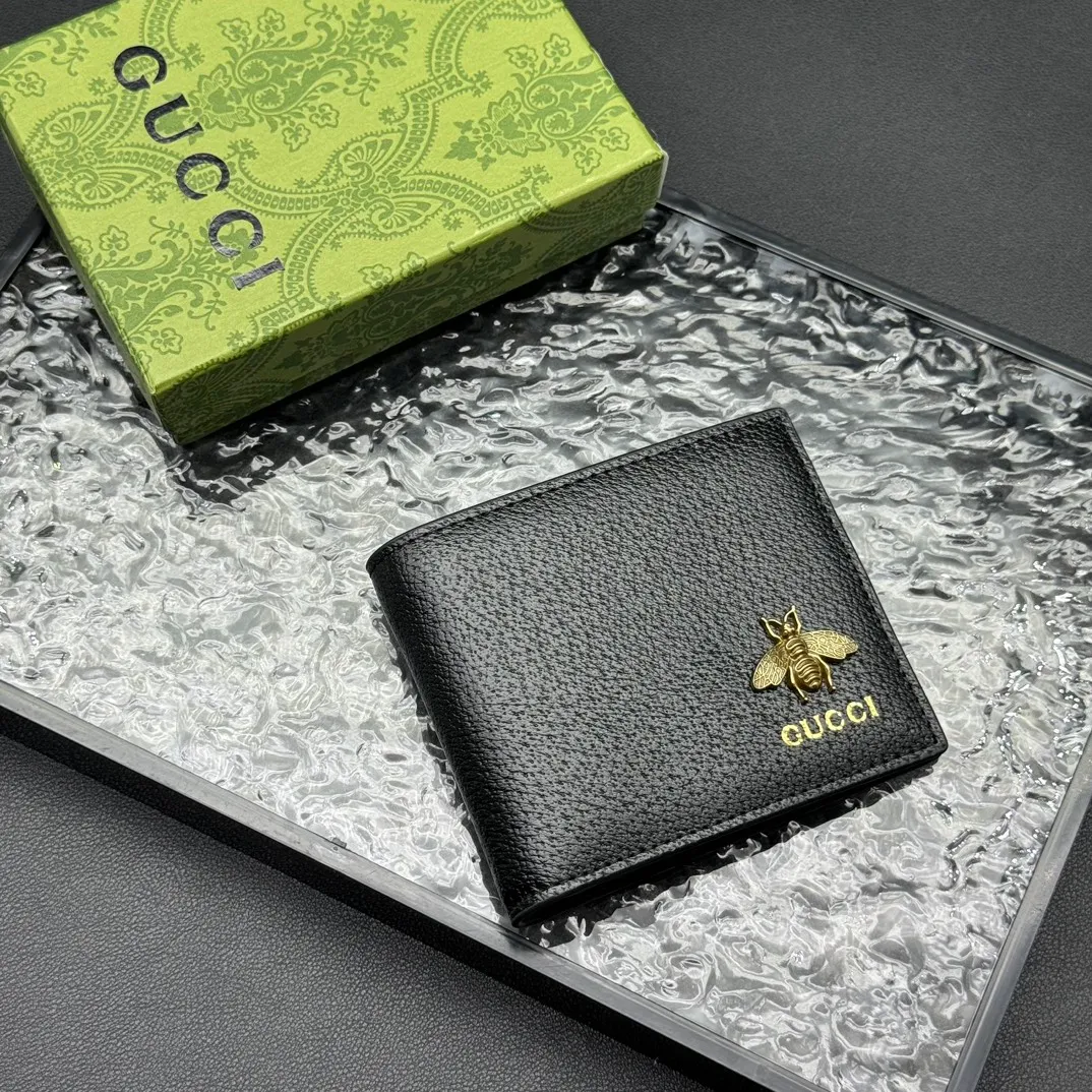 💰120 💎Top original version 🇮🇹GG Marmont series leather bi-fold wallet, Gucci continues to update the color matching, adding more refined tones. In new colors and combinations, the brand uses a modern perspective to reinterpret the classic GG Marmont series. This bifold wallet is crafted from black leather with branded hardware in gold-tone. Black leather, gold-tone hardware, Double G, eight card slots, two bill compartments. Model: 523664. Dimensions: 11x9