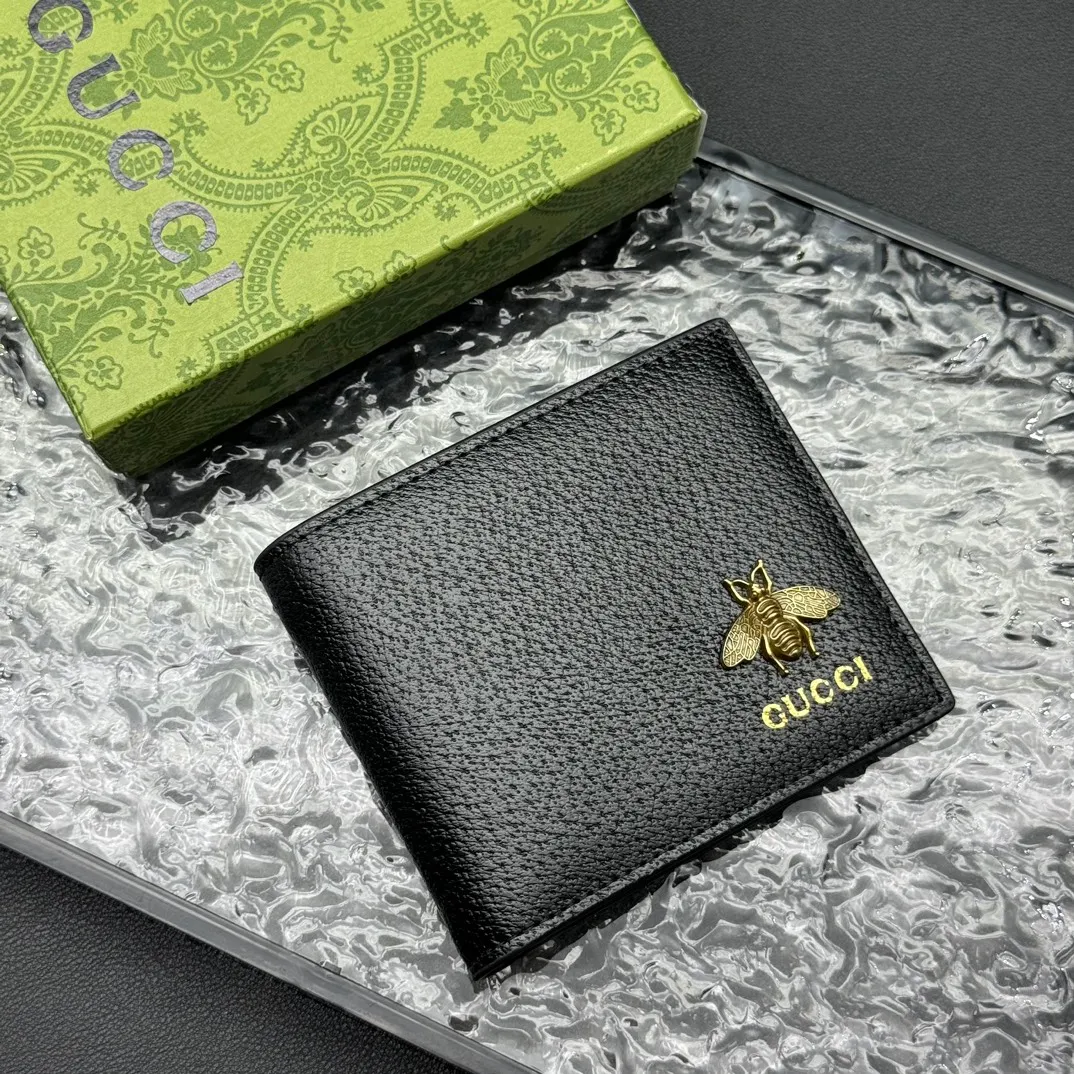 💰120 💎Top original version 🇮🇹GG Marmont series leather bi-fold wallet, Gucci continues to update the color matching, adding more refined tones. In new colors and combinations, the brand uses a modern perspective to reinterpret the classic GG Marmont series. This bifold wallet is crafted from black leather with branded hardware in gold-tone. Black leather, gold-tone hardware, Double G, eight card slots, two bill compartments. Model: 523664. Dimensions: 11x9