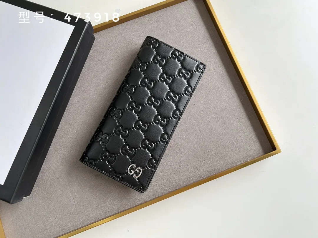 💰140 Top original version💎 GG silver and gold embossed # Guccissima GG printed cowhide suit clip Bi-fold wallet Black suit clip looks slimmer but contains a lot of cards. You can fit as many as you like. There are 13 card slots, two banknote compartments and a photo frame~ If you are giving a male ticket, remember to put your photo in it:) The most important thing is the classic GG print. Model: 307774/473918 Size: 17.5*9cm